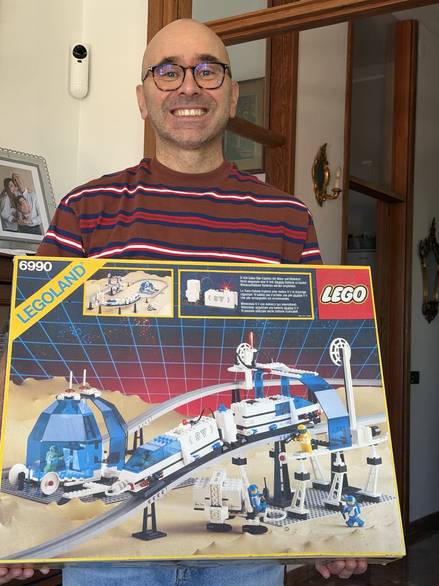 GiulioCentemero's tweet photo. Il mio kit lego preferito! Uscì nel 1987. I miei me lo regalarono per Natale 🎄 mandandomi in brodo di giuggiole ❤️ https://t.co/NMUzYv3OaV