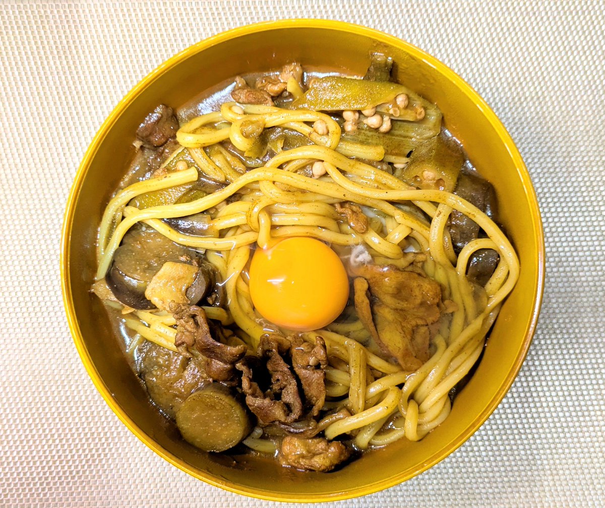 take41's tweet photo. カレー食べてしまわないといけなくて、カレーラーメンにして食べてた。
🍜🙂 https://t.co/RkNpIATjgL