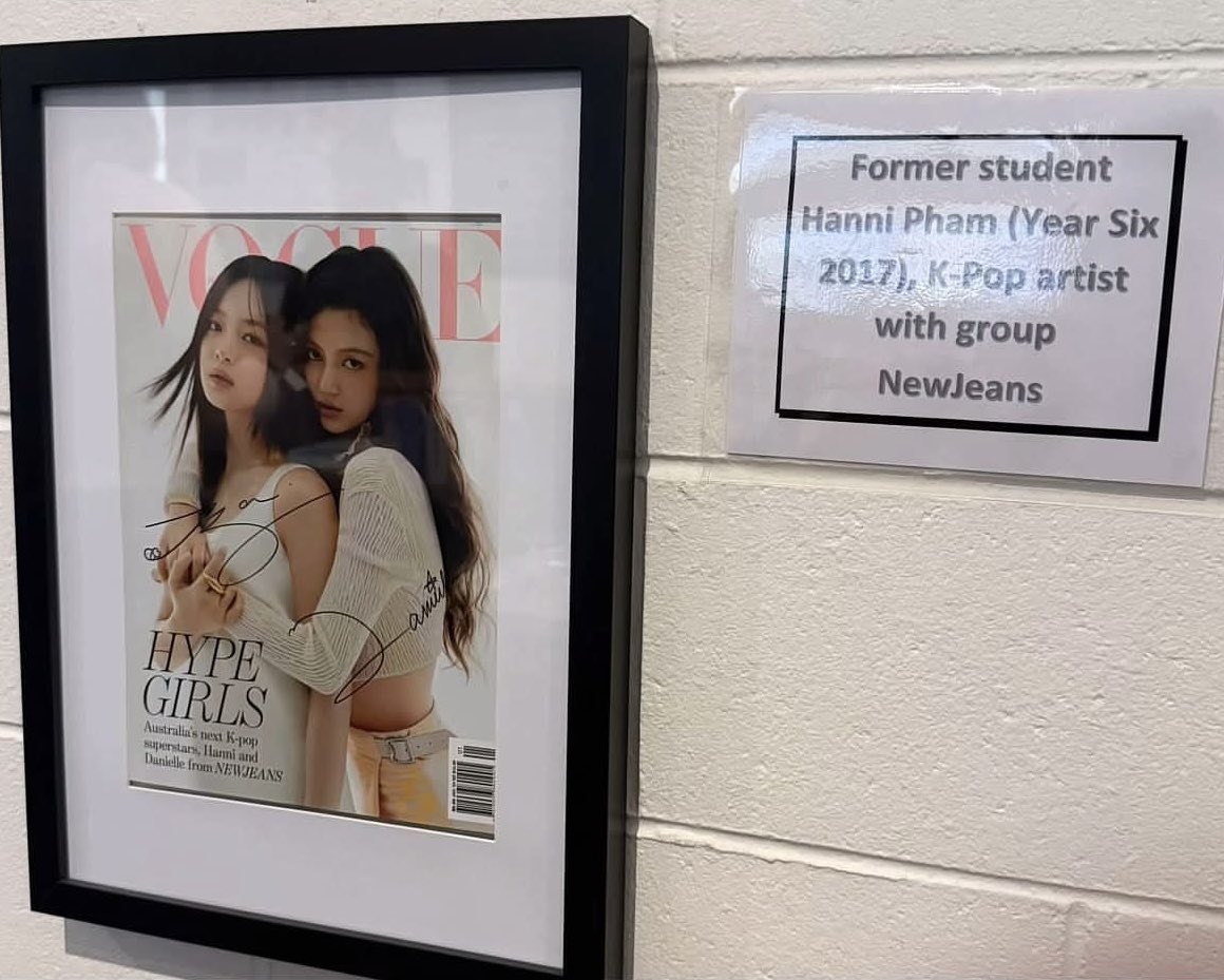 AboutNWJNSMusic's tweet photo. Hanni was recognized and honored at the school she previously attended. https://t.co/JJV8nOg3JE