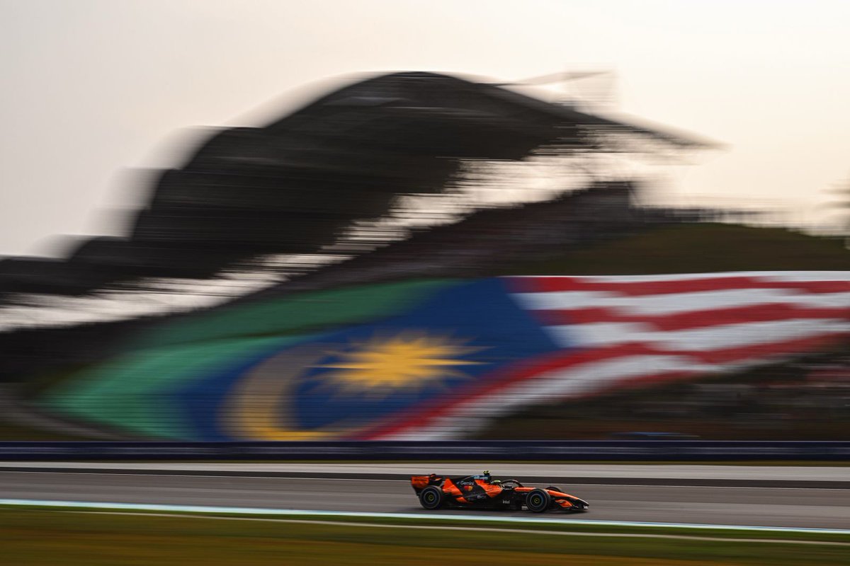 McLarenF1's tweet photo. Sepang sights 🇲🇾

#McLarenF1 | #BahrainGP 🇧🇭 https://t.co/CdH2xJfuoZ