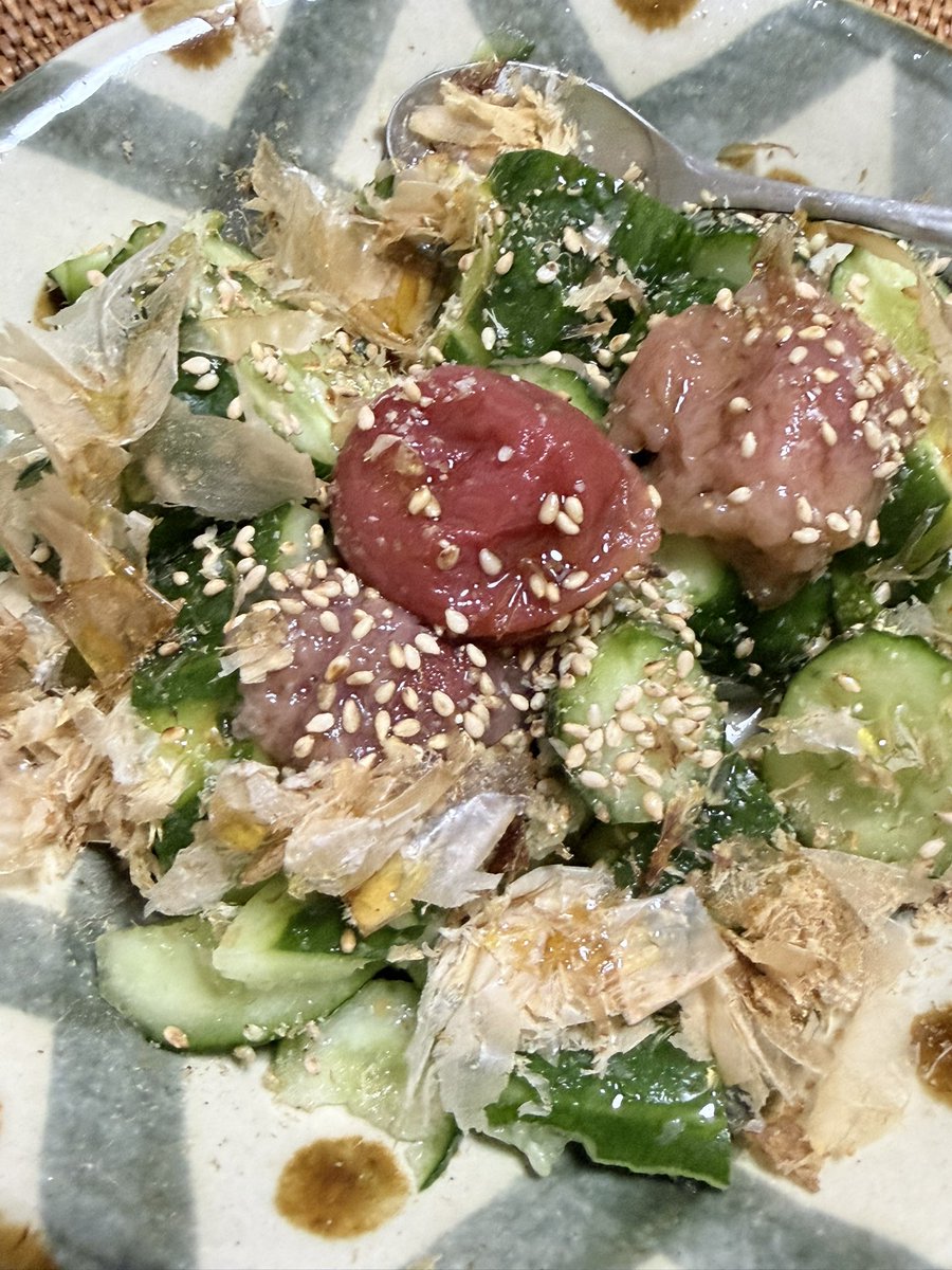 _UMEBOYS_1904's tweet photo. きゅうりにすっぱい梅干し、はちみつ、ごま、鰹節をかけるだけ。

コレが、めちゃ美味しいおつまみに！ https://t.co/X6xR5IJJUz