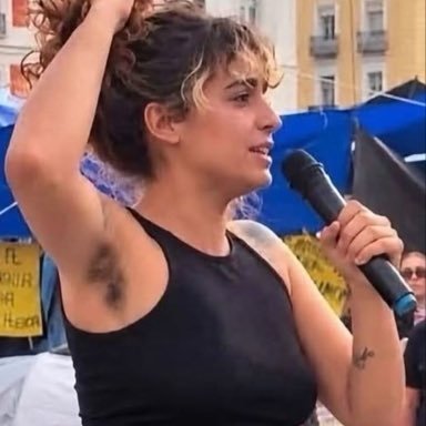 SparrowAntifa's tweet photo. Ella es @alemvelasco_ . Está en Sol luchando por nuestros derechos, incluidos los tuyos, "amigo" fascista.

Iba en la flotilla que quiso llevar víveres a Gaza, retando al genocida Netanyahu.

Tiene más ovarios que cojones Núcleo Nacional. La critican por no depilarse. Olé ella. https://t.co/9Nbtug2vZY