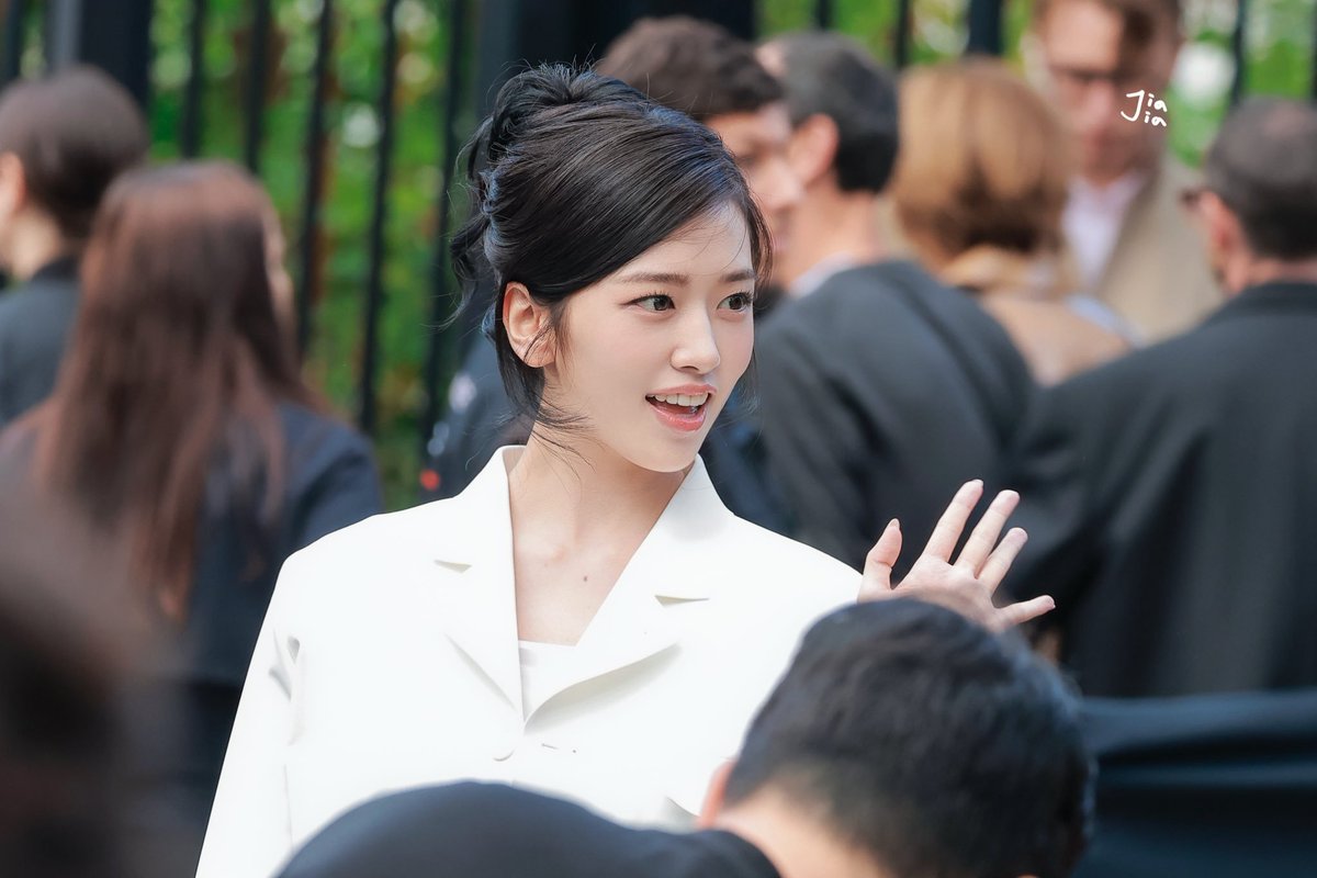 ANYUJIN_GLOBAL's tweet photo. Lacoste Brand Ambassador AN YUJIN at @Lacoste SS27 Paris Fashion Week!

YUJIN AT LACOSTE PFW
#YUJINxLacosteSS27
#ANYUJIN #LacosteSS27 https://t.co/J32HIgg13L