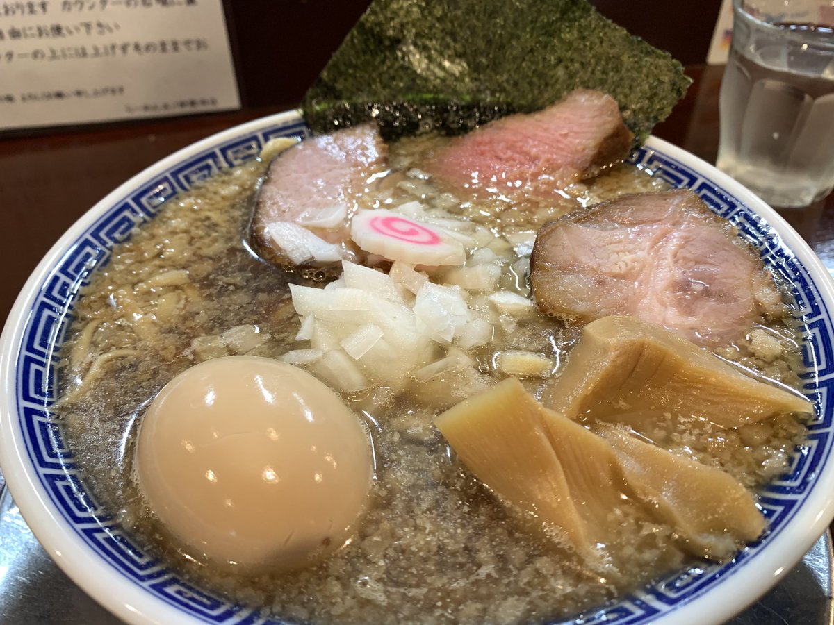 tamaetsubi's tweet photo. あきる野 らーめん五ノ神精肉店 煮干し編さんの限定 再仕込み醤油ダレの背脂煮干しラーメン(味玉入り)
昨日のお昼🍜
背脂タップリ❤️濃厚な煮干しの旨味際立つ極上醤油スープに、自家製平打ち太麺が凄旨😋
厚切り焼豚や三角メンマ、味玉刻み玉葱等TPも絶品！
ご馳走様でした‼︎ https://t.co/zIsdrZtfhO