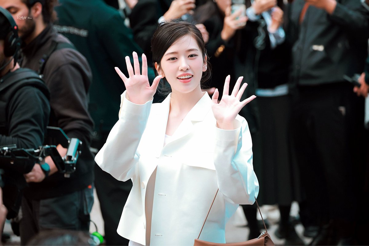 ANYUJIN_GLOBAL's tweet photo. Lacoste Brand Ambassador AN YUJIN at @Lacoste SS27 Paris Fashion Week!

YUJIN AT LACOSTE PFW
#YUJINxLacosteSS27
#ANYUJIN #LacosteSS27 https://t.co/J32HIgg13L