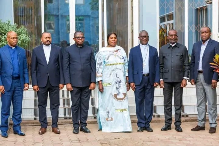 Cenco_officiel's tweet photo. À Lubumbashi, Mgr Fulgence Muteba, président de la CENCO, s’est entretenu samedi 3 octobre avec une délégation de la Présidence de la République, conduite par le directeur de cabinet du chef de l’État. Accompagné du Rév. Éric Senga (ECC) et de Mgr Donatien Nshole, SG de la CENCO, il a échangé sur le projet de « Dialogue national pour la paix, la cohésion et la refondation de l’État ». L’Église catholique réaffirme son ouverture au dialogue, tout en insistant sur l’inclusivité et la crédibilité du processus.