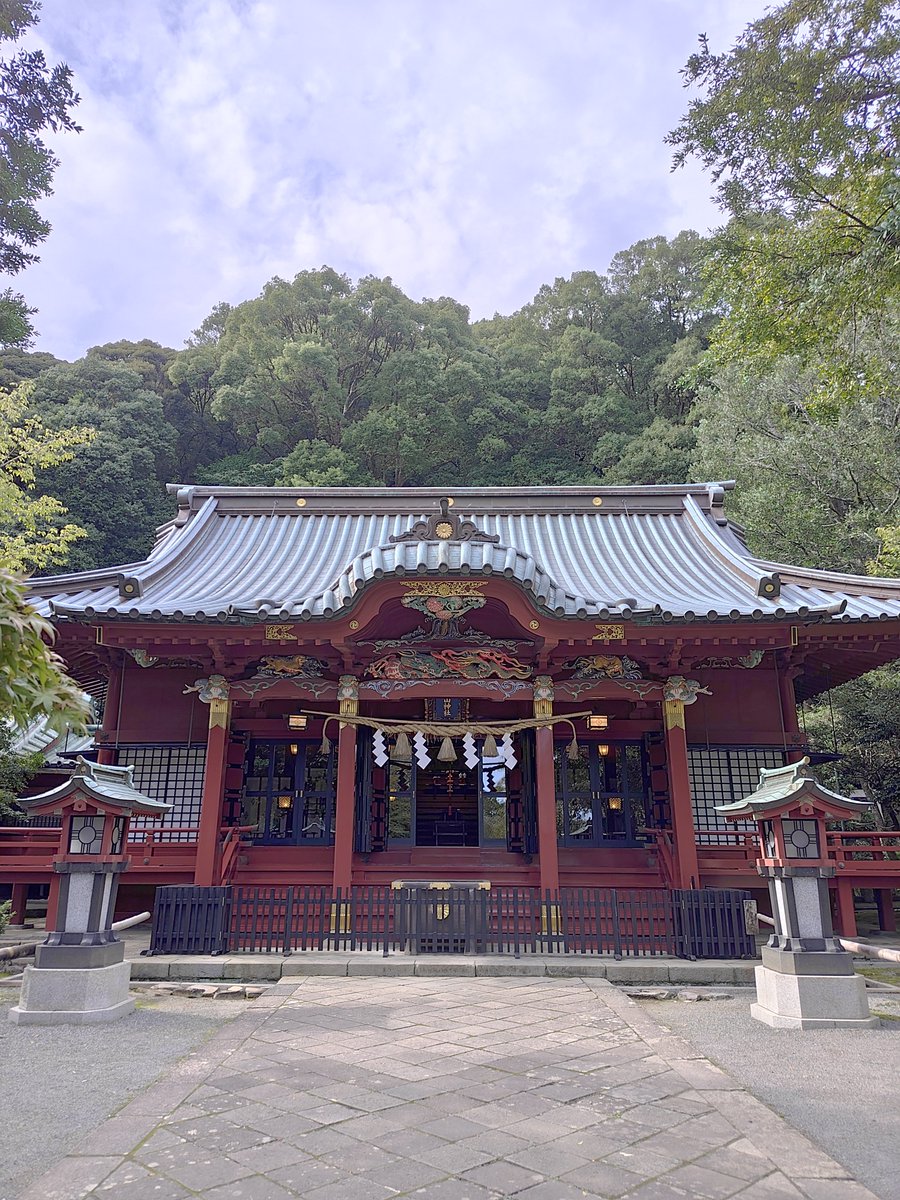 sora03power's tweet photo. 今日も午後はドライブを楽しみながら、伊豆山神社へ参拝してきました⛩️🏎️💨

絶好のお出掛け日和とあって、到着時、神社本殿そばの駐車場は満車となっていて、空きがでるまで少し待ちました。

現在、伊豆山神社の御朱印は書き置きとなっていますが、昔、御朱印帳に書いていただけたんですよ✍️ https://t.co/QmBRiGISPw