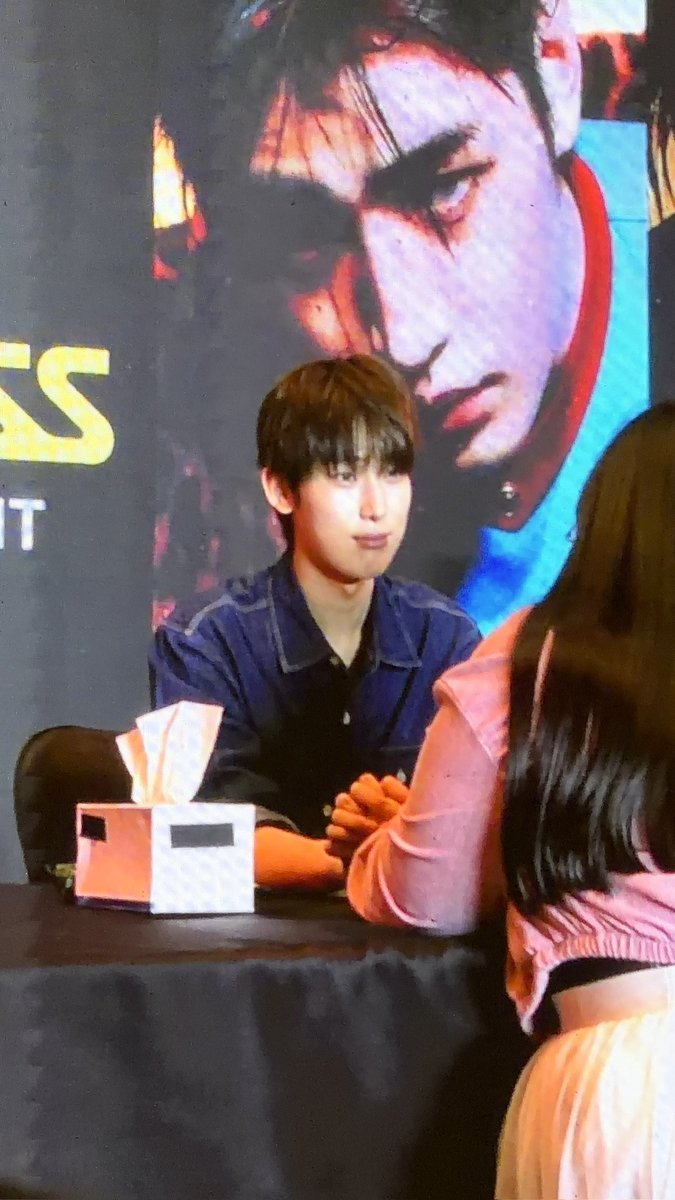 pinknooieu's tweet photo. this 🥺 is 🥺 how 🥺 he 🥺 look 🥺at 🥺 his 🥺 fans 🥺 NAIYAK AKO SA INGGIT https://t.co/8rZgWVvRrb
