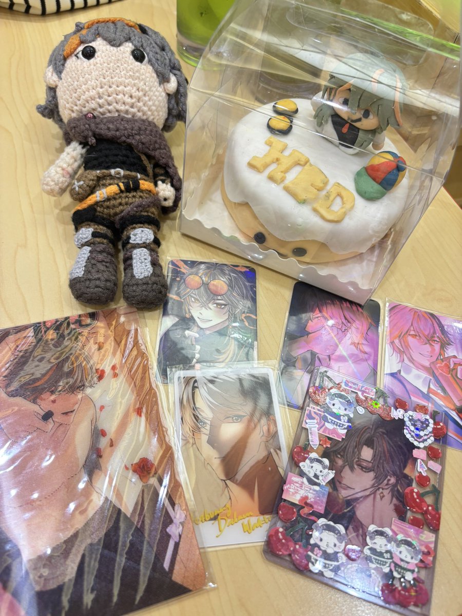 rwbyttland's tweet photo. Day 3✨

For the selca day, i made this cake to celebrate Krow’s birthday and 3rd anniversary! (foto ini diambil sebelum dia dipotong WKWK)

#theblackwingtrilogy #KROWVERHAUL https://t.co/cLmu2N8dx2