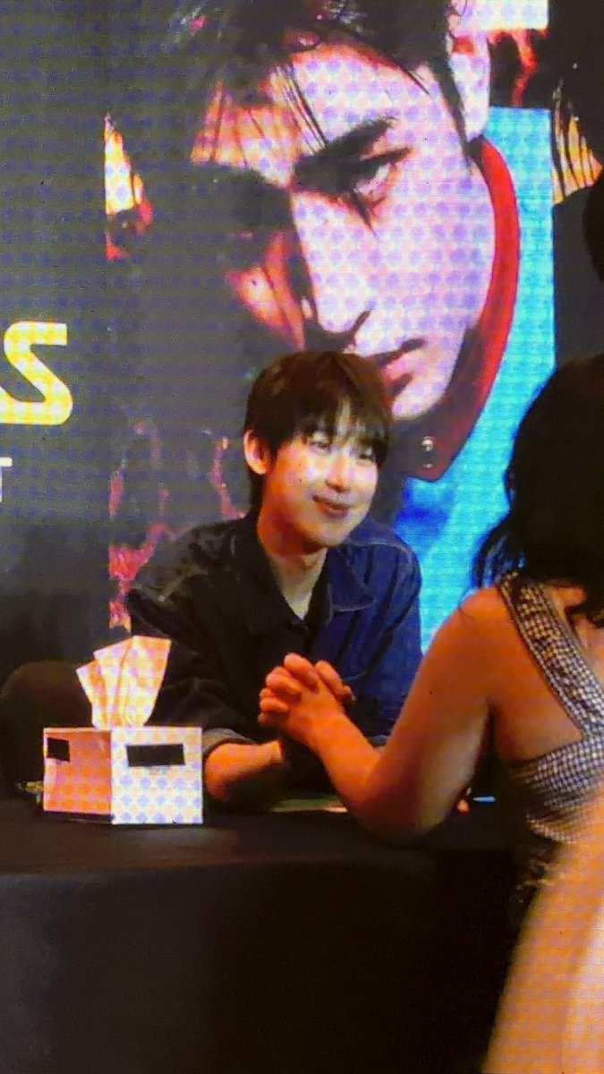 pinknooieu's tweet photo. this 🥺 is 🥺 how 🥺 he 🥺 look 🥺at 🥺 his 🥺 fans 🥺 NAIYAK AKO SA INGGIT https://t.co/8rZgWVvRrb