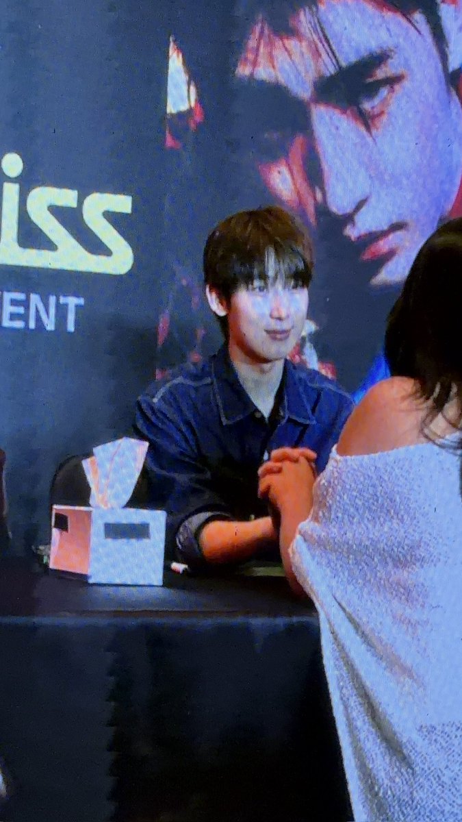 pinknooieu's tweet photo. this 🥺 is 🥺 how 🥺 he 🥺 look 🥺at 🥺 his 🥺 fans 🥺 NAIYAK AKO SA INGGIT https://t.co/8rZgWVvRrb