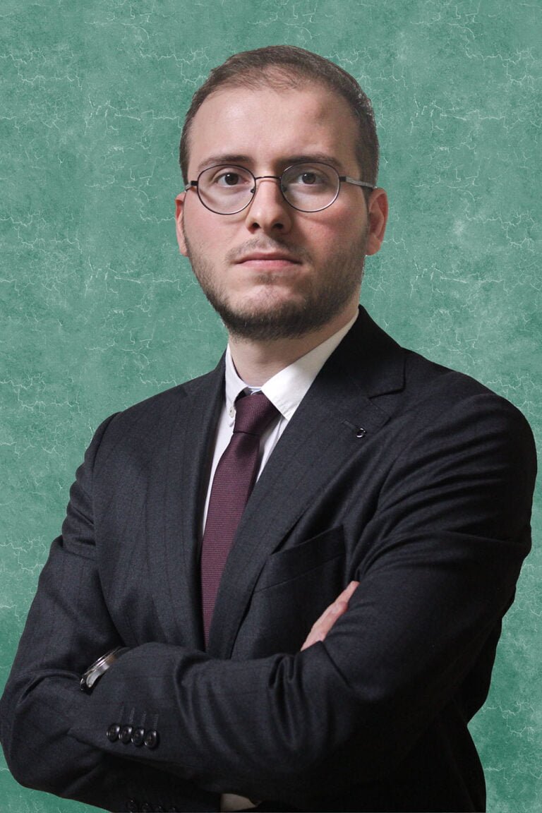 akincimecra's tweet photo. 🗣️ Avukat Furkan Gurbetoğlu:

Fon soruşturması kapsamındaki bir dosya için 3-4 gündür emniyet ile adliye arasında mekik dokuyordum.

Gördüğüm ve dinlediğim kadarıyla soruşturma kapsamında tutuklanan kişilerin çoğu, F.B. Sayan Kaya'ya atfedilenden daha hafif şeylerle suçlanıyor. 

Mesela medyaya da yansıdı, KTLEV hissesinden yaklaşık olarak F.B. Sayan Kaya kadar kâr elde etmiş olan bir karı-koca, 2,5 yaşında bakıma muhtaç çocukları olduğu halde (bu kısım medyaya yansımadı) tutuklandı. 

Savcılık çok titiz, suç şüphesi oldu mu affetmiyor, tamam. Peki F.B. Sayan Kaya? İfade bile vermedi henüz, görmedik.

Şu yaşananların, gözümüze sokulan çifte standardın toplum vicdanında yarattığı infiali göremiyor sanırım yetkililer.

Çok ciddi bir kırılma yaşanıyor. Bunun sonu hayır değil.