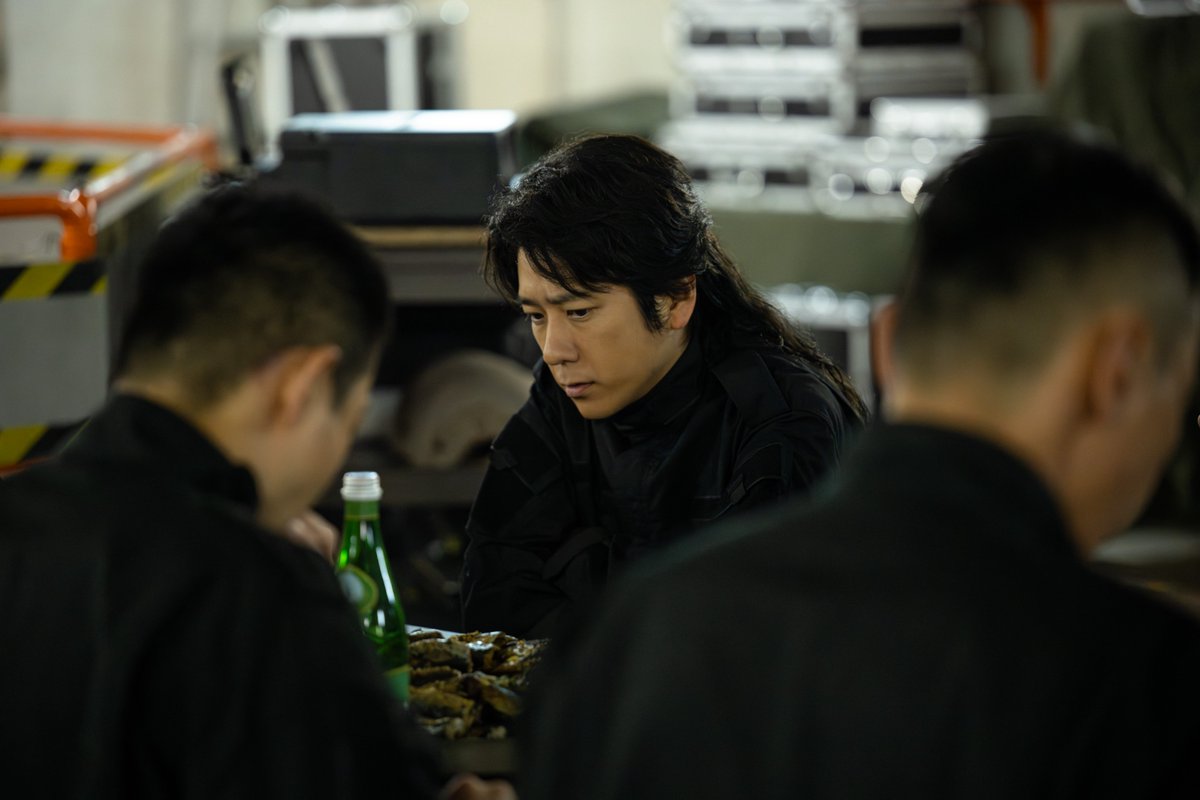 TBS_VIVANT's tweet photo. 🔴 #VIVANT 放送中 ⚫️

乃木＆新庄が持ってきた
イワシを食べながら作戦会議🐟

#VIVANTep19 https://t.co/QyNJ9e5uWa