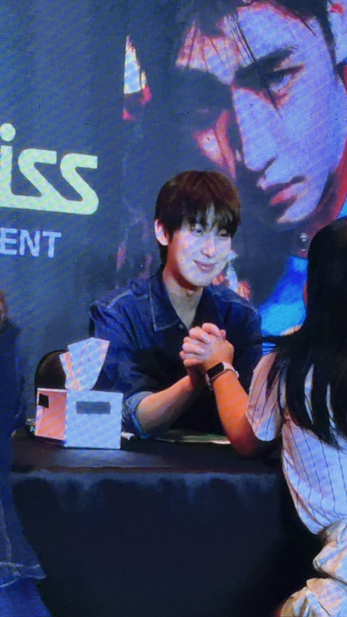 pinknooieu's tweet photo. this 🥺 is 🥺 how 🥺 he 🥺 look 🥺at 🥺 his 🥺 fans 🥺 NAIYAK AKO SA INGGIT https://t.co/8rZgWVvRrb