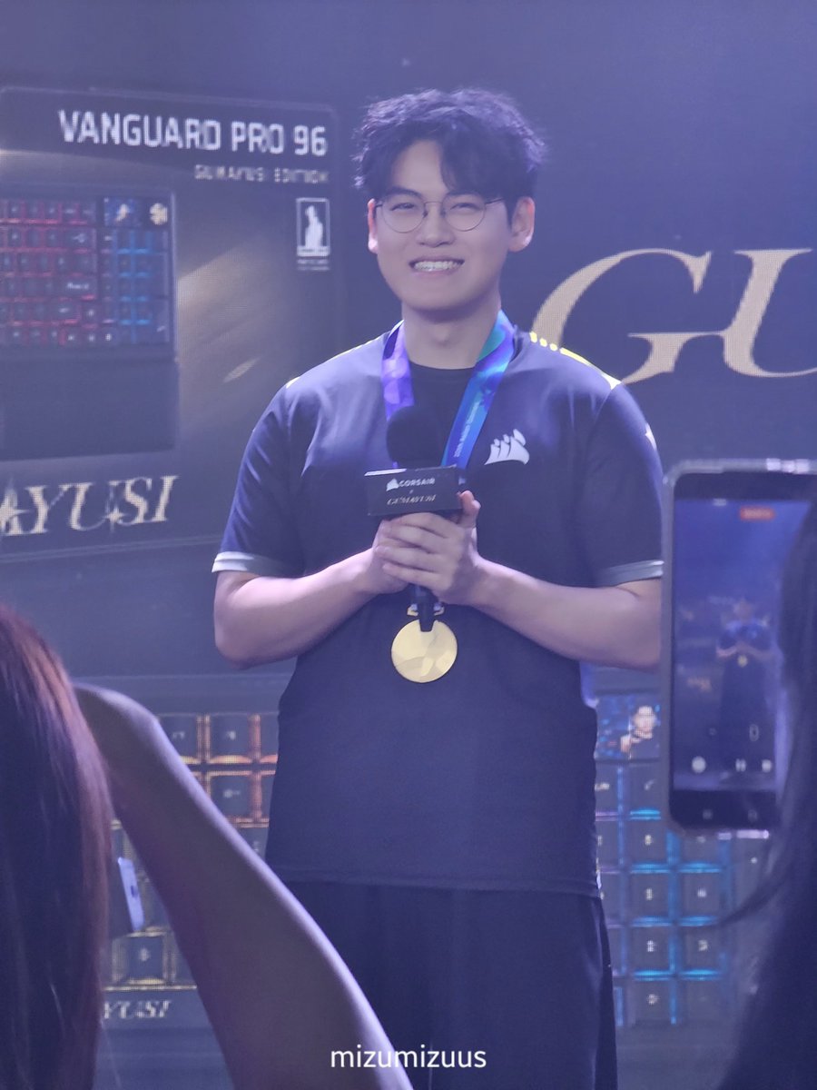 mizumizuus's tweet photo. HE'S HERE AND HE LOOKS SO GOOD AND THE MEDAL IS SO PRETTY 🥹 https://t.co/LGPfLJakZh
