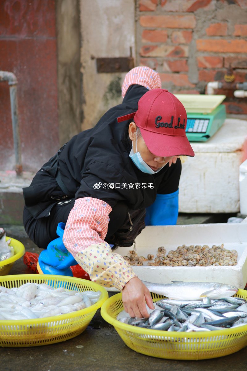 hyundamk's tweet photo. Early morning at the seafood market: fresh perch, prawns and small frogs. https://t.co/RClDGOgYUF