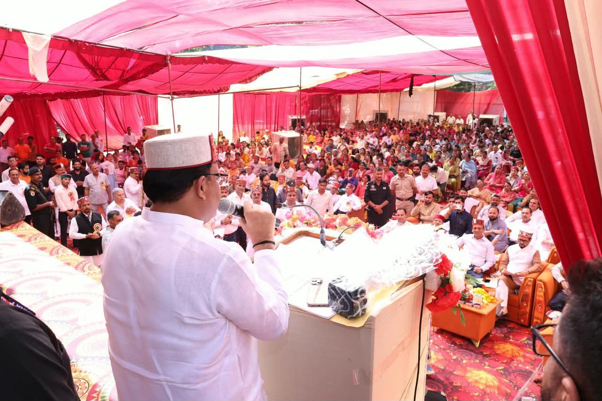 VipulGoelBJP's tweet photo. अपनी संस्कृति और जड़ों से जुड़ाव ही वह शक्ति है, जो पीढ़ियों को अपनी पहचान और परंपराओं से जोड़े रखती है।

आज फरीदाबाद में हिमाचल वेलफेयर एसोसिएशन द्वारा आयोजित हिमाचली सांस्कृतिक समारोह में सम्मिलित हुआ। इस आयोजन में हिमाचल की समृद्ध लोक संस्कृति, परंपराओं और सांस्कृतिक विरासत की सुंदर झलक देखने को मिली।

ऐसे आयोजन केवल सांस्कृतिक कार्यक्रम नहीं होते, बल्कि अपनी जन्मभूमि से दूर रह रहे परिवारों और नई पीढ़ी को अपनी भाषा, संस्कृति एवं परंपराओं से जोड़ने का सशक्त माध्यम बनते हैं। साथ ही ये समाज में आपसी भाईचारे, एकता और सांस्कृतिक समरसता को और मजबूत करते हैं।

कार्यक्रम में मुख्य अतिथि के रूप में पूर्व केंद्रीय मंत्री एवं सांसद श्री अनुराग ठाकुर जी की उपस्थिति रही। हिमाचली समाज के सम्मानितजनों से भेंट एवं संवाद का अवसर भी प्राप्त हुआ।

हमारी सांस्कृतिक विविधता ही हमारी सबसे बड़ी ताकत है। अपनी विरासत को सहेजते हुए नई पीढ़ी तक पहुंचाना और समाज को एक-दूसरे की संस्कृति से जोड़ना ही ऐसे आयोजनों की वास्तविक सार्थकता है।

#VipulGoel #Faridabad #HimachaliSanskritikSamaroh #HimachaliCulture #HimachalWelfareAssociation #CulturalHeritage #Haryana 

@narendramodi @NayabSainiBJP @BJP4India @BJP4Haryana @Anurag_Office
