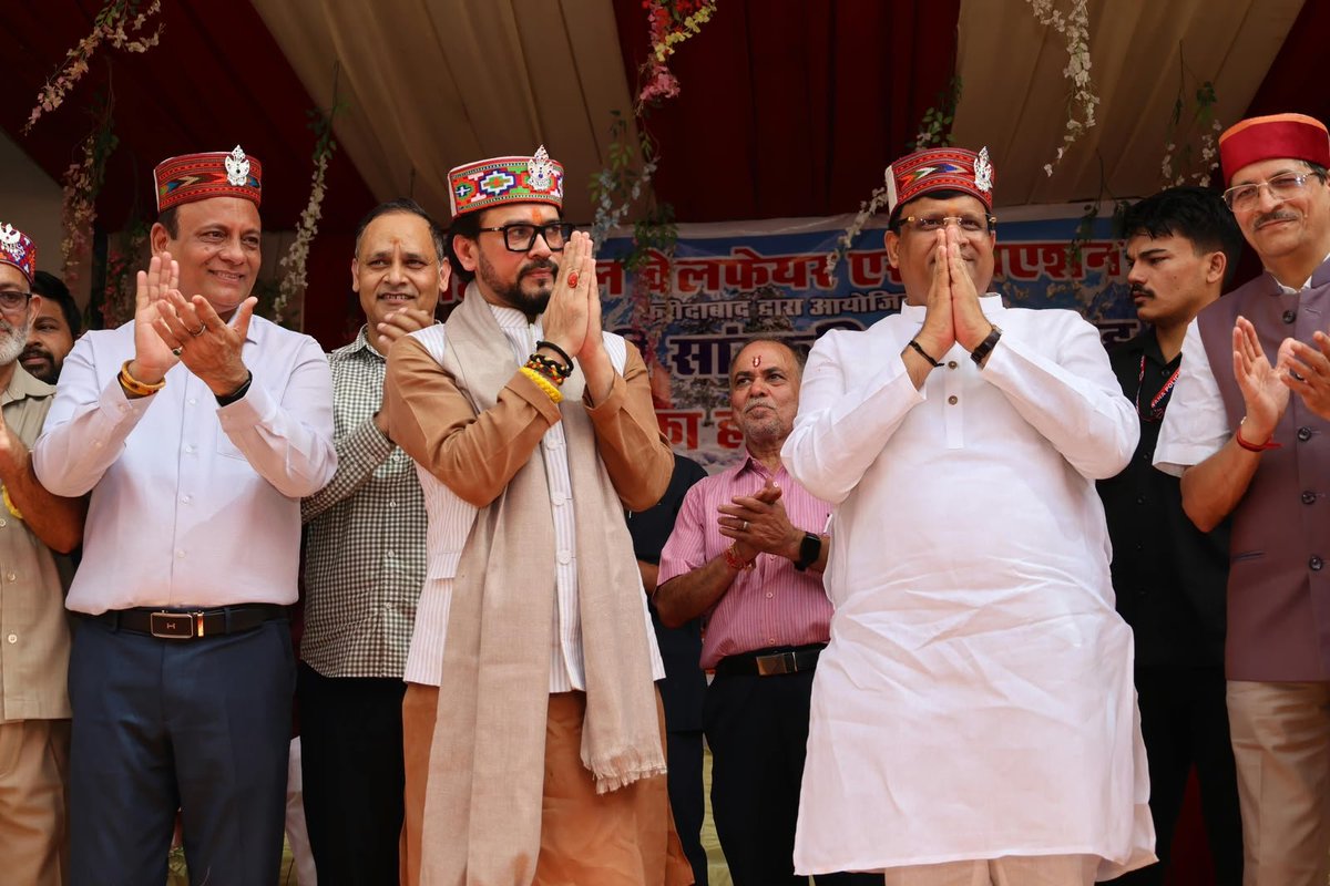 VipulGoelBJP's tweet photo. अपनी संस्कृति और जड़ों से जुड़ाव ही वह शक्ति है, जो पीढ़ियों को अपनी पहचान और परंपराओं से जोड़े रखती है।

आज फरीदाबाद में हिमाचल वेलफेयर एसोसिएशन द्वारा आयोजित हिमाचली सांस्कृतिक समारोह में सम्मिलित हुआ। इस आयोजन में हिमाचल की समृद्ध लोक संस्कृति, परंपराओं और सांस्कृतिक विरासत की सुंदर झलक देखने को मिली।

ऐसे आयोजन केवल सांस्कृतिक कार्यक्रम नहीं होते, बल्कि अपनी जन्मभूमि से दूर रह रहे परिवारों और नई पीढ़ी को अपनी भाषा, संस्कृति एवं परंपराओं से जोड़ने का सशक्त माध्यम बनते हैं। साथ ही ये समाज में आपसी भाईचारे, एकता और सांस्कृतिक समरसता को और मजबूत करते हैं।

कार्यक्रम में मुख्य अतिथि के रूप में पूर्व केंद्रीय मंत्री एवं सांसद श्री अनुराग ठाकुर जी की उपस्थिति रही। हिमाचली समाज के सम्मानितजनों से भेंट एवं संवाद का अवसर भी प्राप्त हुआ।

हमारी सांस्कृतिक विविधता ही हमारी सबसे बड़ी ताकत है। अपनी विरासत को सहेजते हुए नई पीढ़ी तक पहुंचाना और समाज को एक-दूसरे की संस्कृति से जोड़ना ही ऐसे आयोजनों की वास्तविक सार्थकता है।

#VipulGoel #Faridabad #HimachaliSanskritikSamaroh #HimachaliCulture #HimachalWelfareAssociation #CulturalHeritage #Haryana 

@narendramodi @NayabSainiBJP @BJP4India @BJP4Haryana @Anurag_Office