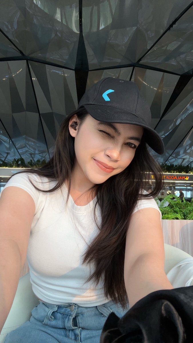 karimakayyi's tweet photo. Coba tebak gw ngapain di Singapore? Jawaban paling asbun gw kasih 500k buat 5 orang https://t.co/pkOenQJGYS