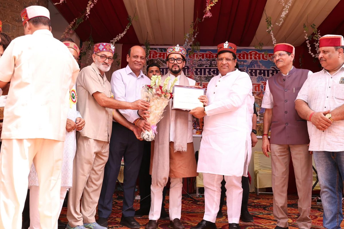 VipulGoelBJP's tweet photo. अपनी संस्कृति और जड़ों से जुड़ाव ही वह शक्ति है, जो पीढ़ियों को अपनी पहचान और परंपराओं से जोड़े रखती है।

आज फरीदाबाद में हिमाचल वेलफेयर एसोसिएशन द्वारा आयोजित हिमाचली सांस्कृतिक समारोह में सम्मिलित हुआ। इस आयोजन में हिमाचल की समृद्ध लोक संस्कृति, परंपराओं और सांस्कृतिक विरासत की सुंदर झलक देखने को मिली।

ऐसे आयोजन केवल सांस्कृतिक कार्यक्रम नहीं होते, बल्कि अपनी जन्मभूमि से दूर रह रहे परिवारों और नई पीढ़ी को अपनी भाषा, संस्कृति एवं परंपराओं से जोड़ने का सशक्त माध्यम बनते हैं। साथ ही ये समाज में आपसी भाईचारे, एकता और सांस्कृतिक समरसता को और मजबूत करते हैं।

कार्यक्रम में मुख्य अतिथि के रूप में पूर्व केंद्रीय मंत्री एवं सांसद श्री अनुराग ठाकुर जी की उपस्थिति रही। हिमाचली समाज के सम्मानितजनों से भेंट एवं संवाद का अवसर भी प्राप्त हुआ।

हमारी सांस्कृतिक विविधता ही हमारी सबसे बड़ी ताकत है। अपनी विरासत को सहेजते हुए नई पीढ़ी तक पहुंचाना और समाज को एक-दूसरे की संस्कृति से जोड़ना ही ऐसे आयोजनों की वास्तविक सार्थकता है।

#VipulGoel #Faridabad #HimachaliSanskritikSamaroh #HimachaliCulture #HimachalWelfareAssociation #CulturalHeritage #Haryana 

@narendramodi @NayabSainiBJP @BJP4India @BJP4Haryana @Anurag_Office