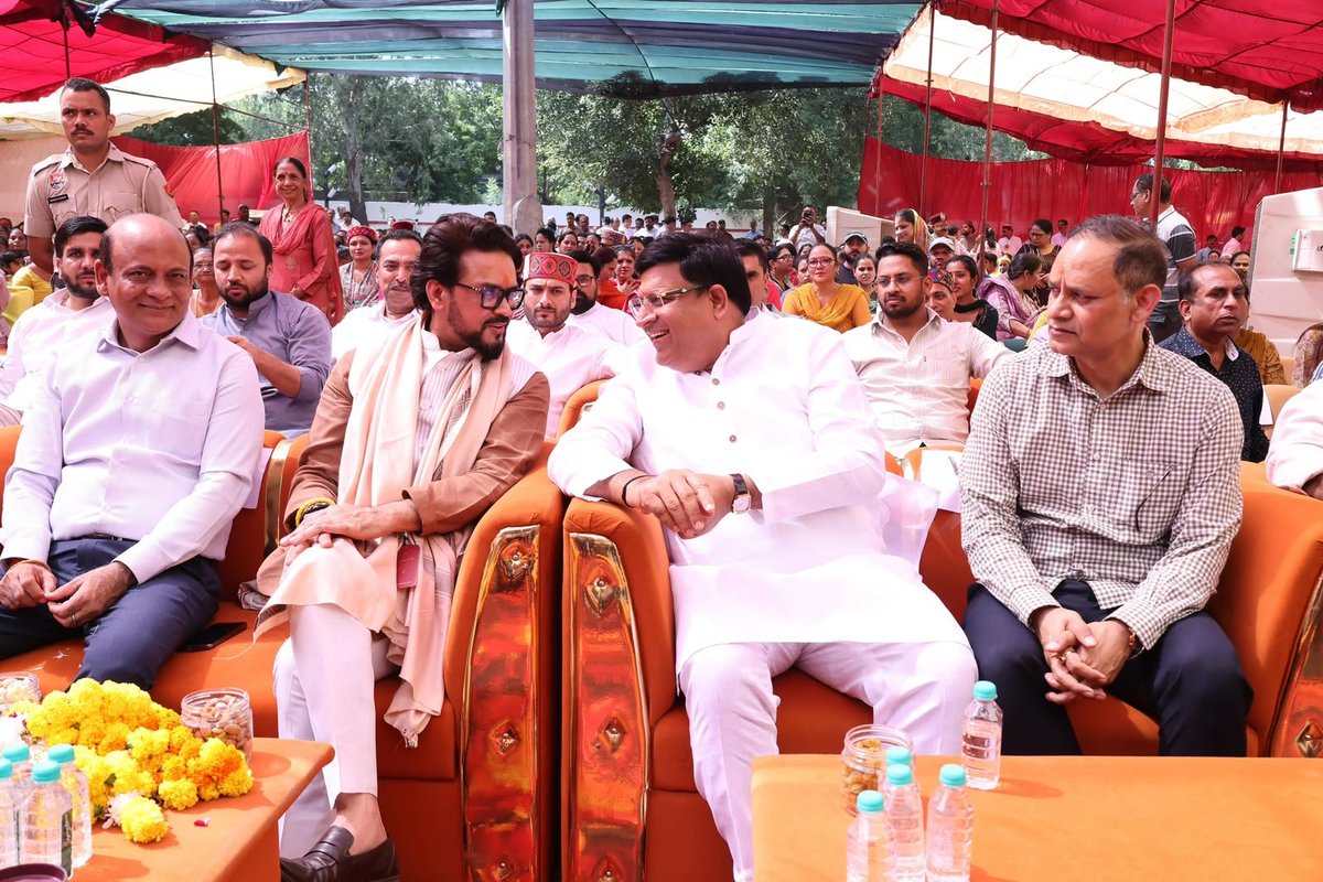 VipulGoelBJP's tweet photo. अपनी संस्कृति और जड़ों से जुड़ाव ही वह शक्ति है, जो पीढ़ियों को अपनी पहचान और परंपराओं से जोड़े रखती है।

आज फरीदाबाद में हिमाचल वेलफेयर एसोसिएशन द्वारा आयोजित हिमाचली सांस्कृतिक समारोह में सम्मिलित हुआ। इस आयोजन में हिमाचल की समृद्ध लोक संस्कृति, परंपराओं और सांस्कृतिक विरासत की सुंदर झलक देखने को मिली।

ऐसे आयोजन केवल सांस्कृतिक कार्यक्रम नहीं होते, बल्कि अपनी जन्मभूमि से दूर रह रहे परिवारों और नई पीढ़ी को अपनी भाषा, संस्कृति एवं परंपराओं से जोड़ने का सशक्त माध्यम बनते हैं। साथ ही ये समाज में आपसी भाईचारे, एकता और सांस्कृतिक समरसता को और मजबूत करते हैं।

कार्यक्रम में मुख्य अतिथि के रूप में पूर्व केंद्रीय मंत्री एवं सांसद श्री अनुराग ठाकुर जी की उपस्थिति रही। हिमाचली समाज के सम्मानितजनों से भेंट एवं संवाद का अवसर भी प्राप्त हुआ।

हमारी सांस्कृतिक विविधता ही हमारी सबसे बड़ी ताकत है। अपनी विरासत को सहेजते हुए नई पीढ़ी तक पहुंचाना और समाज को एक-दूसरे की संस्कृति से जोड़ना ही ऐसे आयोजनों की वास्तविक सार्थकता है।

#VipulGoel #Faridabad #HimachaliSanskritikSamaroh #HimachaliCulture #HimachalWelfareAssociation #CulturalHeritage #Haryana 

@narendramodi @NayabSainiBJP @BJP4India @BJP4Haryana @Anurag_Office