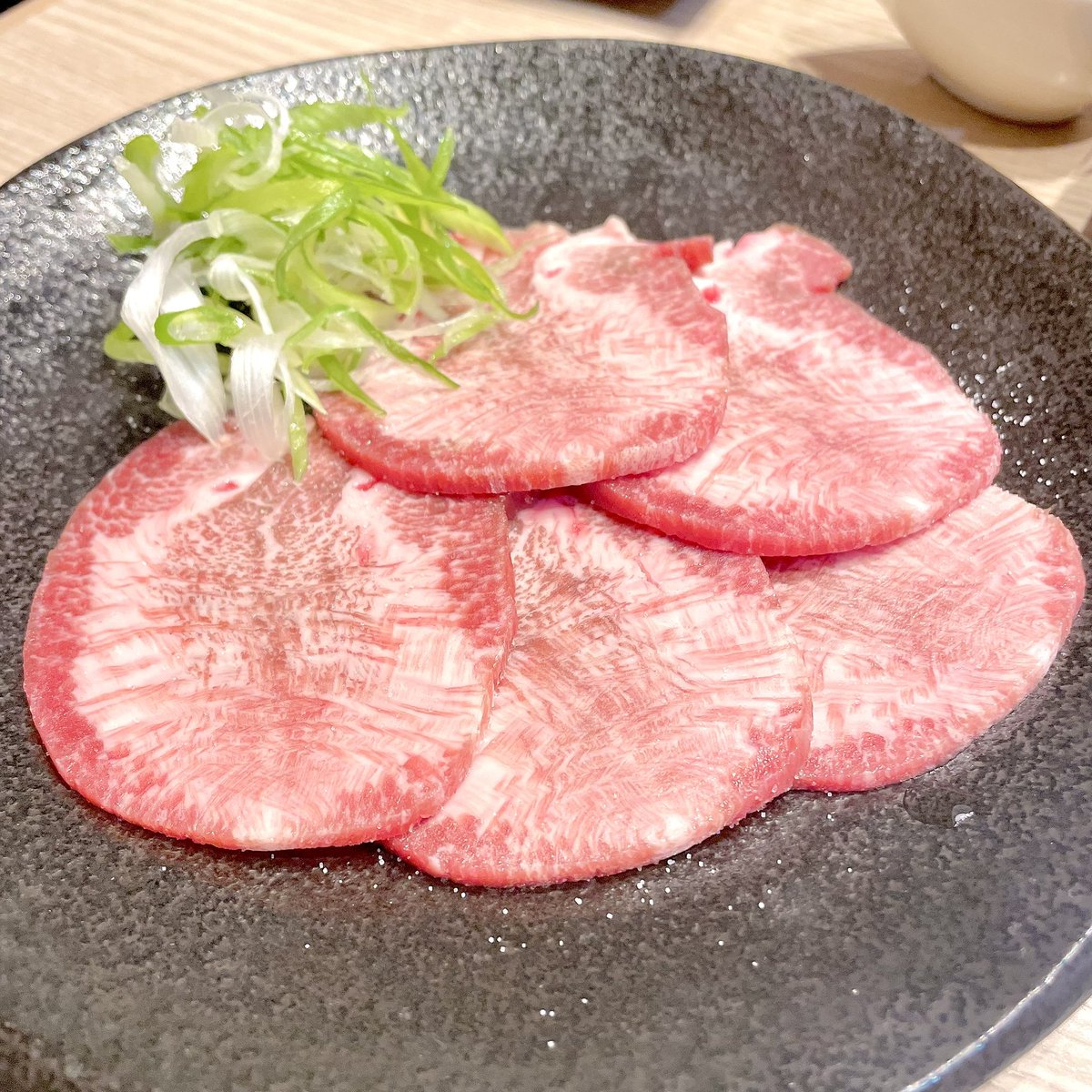 mishiromimi's tweet photo. 焼肉もぐもぐ〜
希少部位とか色々あるけど、結局牛タンが1番おいしい😋
秋野菜のパリパリサラダもよかった🥗 https://t.co/WqeLI4Yf6g