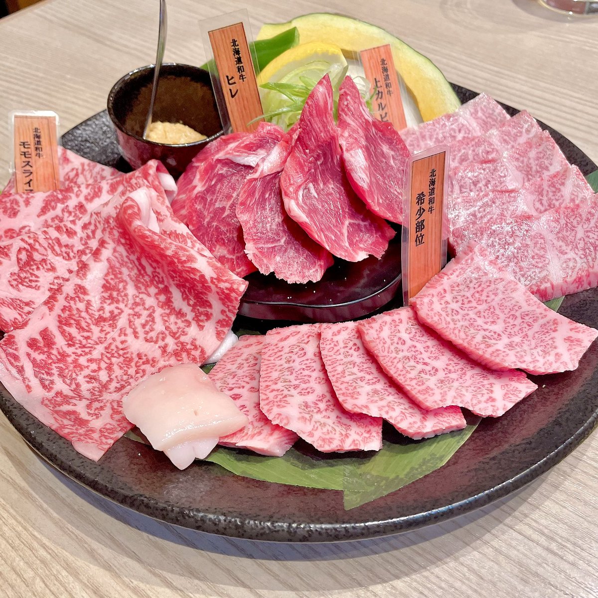 mishiromimi's tweet photo. 焼肉もぐもぐ〜
希少部位とか色々あるけど、結局牛タンが1番おいしい😋
秋野菜のパリパリサラダもよかった🥗 https://t.co/WqeLI4Yf6g