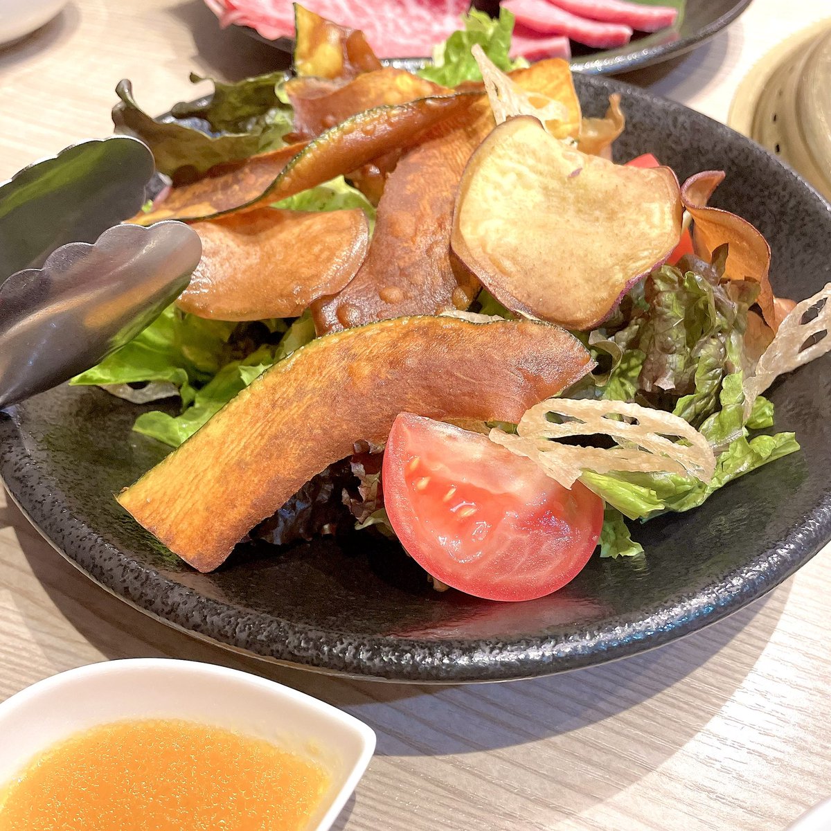 mishiromimi's tweet photo. 焼肉もぐもぐ〜
希少部位とか色々あるけど、結局牛タンが1番おいしい😋
秋野菜のパリパリサラダもよかった🥗 https://t.co/WqeLI4Yf6g