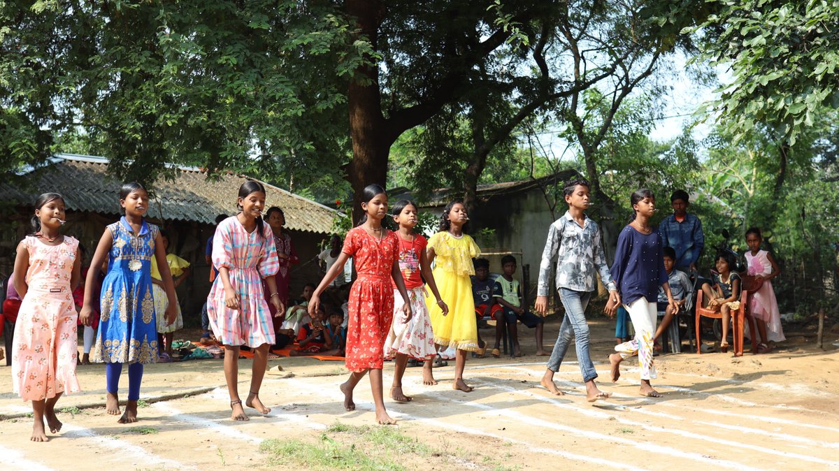 SamratPandit90's tweet photo. 🌈🎉 পড়াশোনার পাশাপাশি আনন্দ, খেলাধুলা ও সুপ্ত প্রতিভার বিকাশ! 🎉🌈

📚❤️ ডক্টর আম্বেদকর সোসাইটির ‘১১ টাকার টিউশন’ — ফুলপাহাড়ি কেন্দ্র ❤️📚

শিক্ষা শুধু বইয়ের পাতায় সীমাবদ্ধ নয়। পড়াশোনার পাশাপাশি খেলাধুলা, আনন্দ, সৃজনশীলতা এবং বিভিন্ন বিনোদনমূলক কার্যকলাপের মধ্য দিয়েও শিশুদের মানসিক ও শারীরিক বিকাশ ঘটে। প্রতিটি শিশুর মধ্যেই লুকিয়ে থাকে কোনও না কোনও সুপ্ত প্রতিভা। সেই প্রতিভাকে খুঁজে বের করা, তাদের আত্মবিশ্বাস বাড়ানো এবং আনন্দের মধ্য দিয়ে শেখার সুযোগ করে দেওয়াই আমাদের অন্যতম লক্ষ্য।

সেই ভাবনা থেকেই আগামী রবিবার আমাদের ১১ টাকার টিউশন কেন্দ্রে শিশুদের জন্য আয়োজন করা হয়েছে একগুচ্ছ মজার খেলা ও প্রতিযোগিতা। পড়াশোনার পাশাপাশি এই ছোট্ট উদ্যোগ শিশুদের মুখে হাসি ফোটাবে, তাদের মধ্যে পারস্পরিক সহযোগিতা, মনোযোগ, উপস্থিত বুদ্ধি ও প্রতিযোগিতামূলক মনোভাব গড়ে তুলতে সাহায্য করবে বলে আমাদের বিশ্বাস। 🥰

🏆 রবিবারের বিশেষ আকর্ষণ — খেলাধুলা ও প্রতিযোগিতার তালিকা

🔢 ১. অঙ্ক দৌড় (১–১০)
🧠 ২. স্মৃতি দৌড় (১–১০)
🏺 ৩. হাঁড়ি ভাঙা প্রতিযোগিতা (৪–৭)
🏃 ৪. বস্তা দৌড় (৭–১০)
🍪 ৫. বিস্কুট দৌড় (১–২)
🥄 ৬. মার্বেল-চামচ দৌড় (৭–১০)
🎵 ৭. মিউজিক্যাল চেয়ার (১–৩)

শিশুদের বয়স অনুযায়ী বিভিন্ন প্রতিযোগিতার ব্যবস্থা করা হয়েছে, যাতে প্রত্যেকেই নিজের সামর্থ্য অনুযায়ী অংশগ্রহণ করতে পারে এবং আনন্দের সঙ্গে নতুন কিছু শিখতে পারে।

আমরা বিশ্বাস করি, প্রতিটি শিশুর শৈশব হওয়া উচিত আনন্দময়, সৃজনশীল ও সম্ভাবনায় ভরা। শুধু ভালো ফলাফল নয়, বরং আত্মবিশ্বাস, সহমর্মিতা, শৃঙ্খলা এবং দলগতভাবে কাজ করার মানসিকতাও একজন শিশুর ভবিষ্যৎ গঠনে অত্যন্ত গুরুত্বপূর্ণ।

আমাদের এই ছোট্ট উদ্যোগের মূলমন্ত্র—

❤️ সবার আগে শিক্ষা, শিক্ষার সঙ্গে আনন্দ, আর আনন্দের মধ্য দিয়ে প্রতিভার বিকাশ।

আপনাদের ভালোবাসা, সহযোগিতা ও আশীর্বাদ নিয়ে আমাদের এই পথচলা আরও এগিয়ে যাক। আসুন, আমরা সকলে মিলে ফুলপাহাড়ির শিশুদের মুখে হাসি ফোটাই এবং তাদের সুন্দর ভবিষ্যৎ গড়ার সঙ্গী হয়ে উঠি।

ডক্টর আম্বেদকর সোসাইটি ফর সোশিও ইকোনমিক ওয়েলফেয়ার অ্যান্ড ডেভেলপমেন্টের পক্ষ থেকে সকলকে জানাই আন্তরিক শুভেচ্ছা। 💙🙏

#১১টাকারটিউশন #সবারআগেশিক্ষা #শিশুদেরআনন্দ #সুপ্তপ্রতিভারবিকাশ #ফুলপাহাড়ি  #DrAmbedkarSociety #EducationForAll #LearningWithFun