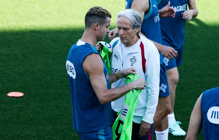 phaneendra60086's tweet photo. How Ronaldo’s Camp Walkout Sparked a Political Crisis in Portugal.
Full Story :
https://t.co/UBq4tKnIlj
#Ronaldo #Cr7 #Portugal #UEFA #UNL #NationsLeague #ESPCZE #MKDSCO #SUISVN #INDBRA #CROENG #ISLBUL #GREGER #NEDSRB #PORNOR #WALDEN https://t.co/K2QDT2fAYw