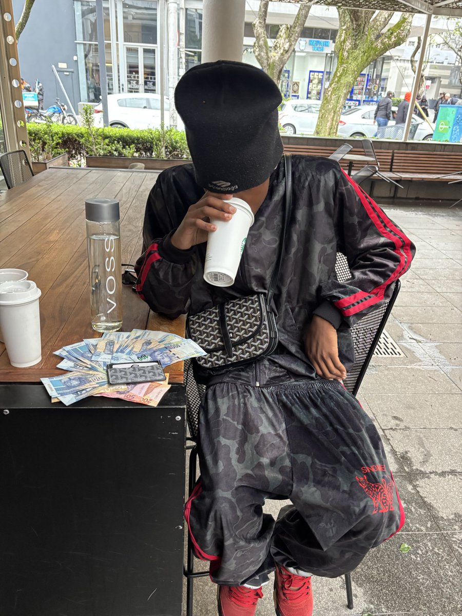 iphonewop's tweet photo. I Count Money Better than I Spell https://t.co/JZ2BEYef4h