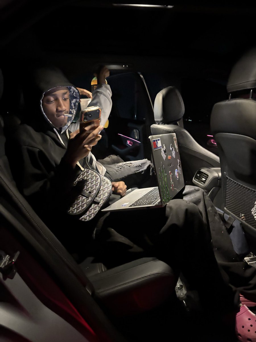 iphonewop's tweet photo. I Count Money Better than I Spell https://t.co/JZ2BEYef4h