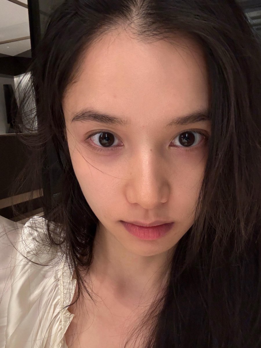 19990710z's tweet photo. 261004 Zhang Jingyi XHS update 

“🤍
Just taking a few pics 🤳 
Happy holidays~”

#ZhangJingyi #张婧仪 https://t.co/MKgkDr4W7T