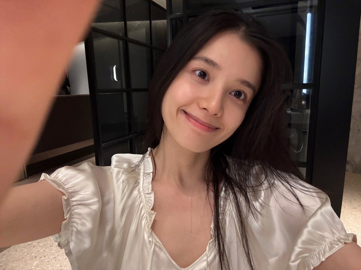 19990710z's tweet photo. 261004 Zhang Jingyi XHS update 

“🤍
Just taking a few pics 🤳 
Happy holidays~”

#ZhangJingyi #张婧仪 https://t.co/MKgkDr4W7T