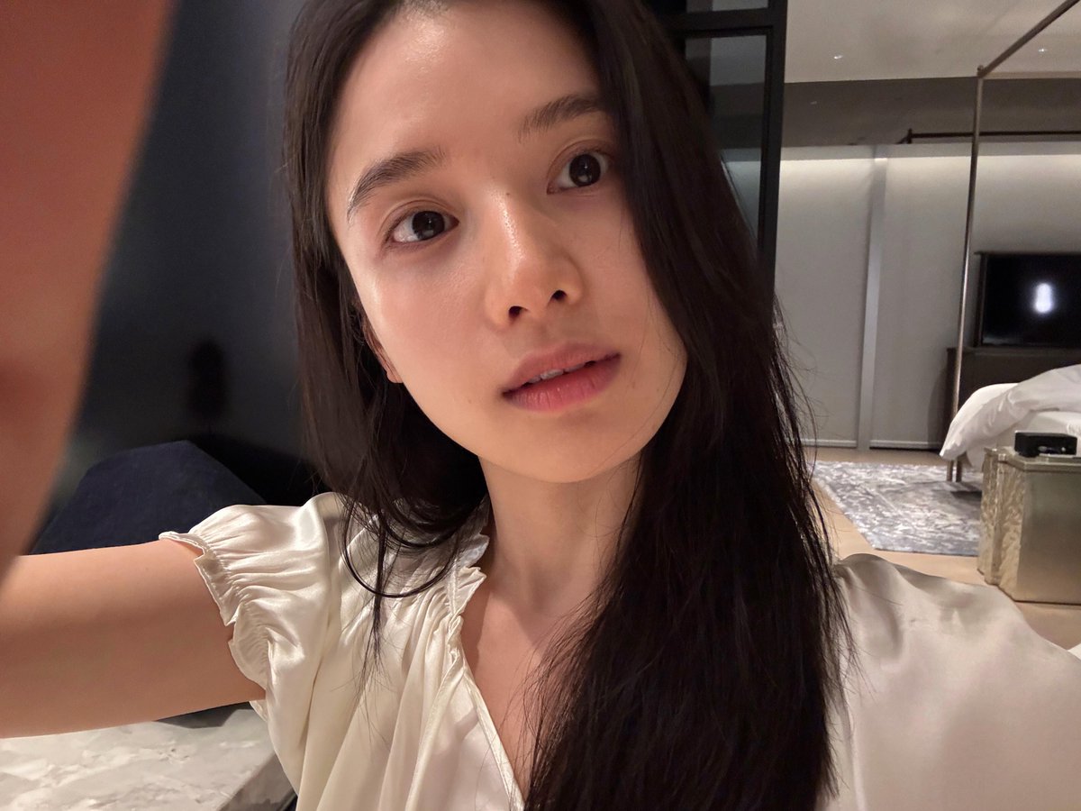 19990710z's tweet photo. 261004 Zhang Jingyi XHS update 

“🤍
Just taking a few pics 🤳 
Happy holidays~”

#ZhangJingyi #张婧仪 https://t.co/MKgkDr4W7T
