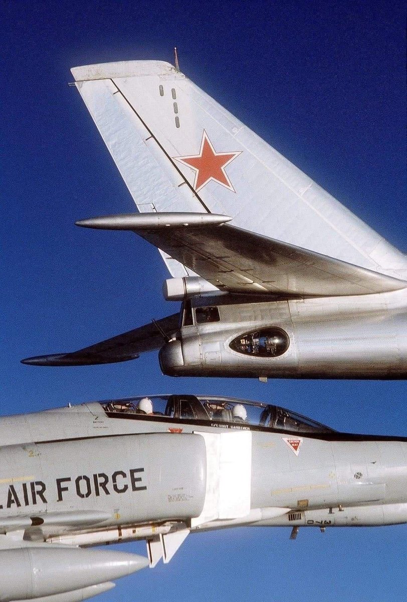 AlexAftermarket's tweet photo. Phantoms and Tu-95s meet over the North Atlantic in September 1980. https://t.co/SfvhuRyoAa