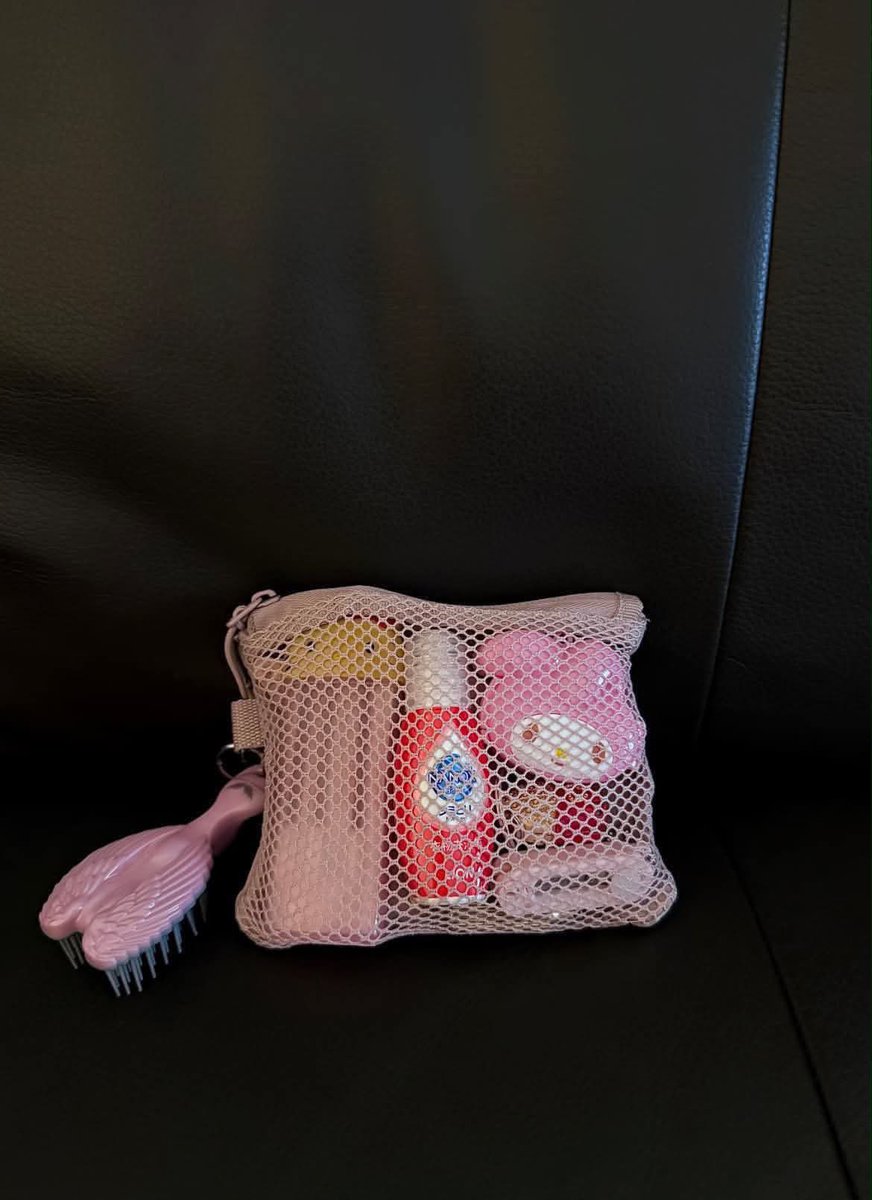 alluraxxsss's tweet photo. NORMALIZE NATIN ANG MAY DALANG MINI E-KIT KAHIT “SANDALI LANG NAMAN AKO AALIS.” 😭😂 
Kasi somehow doon talaga biglang kailangan ang tissue, wipes, hair tie, mirror, lip balm… lahat! 😭🎀 
Better ready than sorry, girlie. 😂 https://t.co/MlpiArgZi2