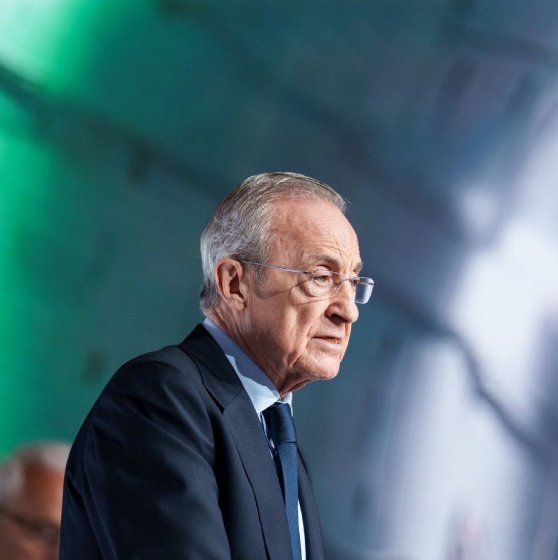 Somhiseremfcb's tweet photo. Durante siete décadas, la mayoría de los presidentes del Comité de Árbitros han sido exmiembros, exdirectivos o exjugadores del Real Madrid. El más famoso, José Plaza.

Durante las 13 temporadas en las que él solo designaba a los árbitros, el Real Madrid ganó 11 títulos de liga, mientras que el Barcelona no ganó ninguno. Sin él, ambos equipos ganaron dos.

Y en Europa, la lista de arbitrajes generosos con el Real Madrid es muy larga.

Y con Negreira, el Barcelona se vio privado de títulos de liga por errores arbitrales evidentes, como el que reconoció Mateo Lahoz, que le dio el título al Atlético de Madrid.

Segundo, Di Stéfano. En 1953, el Barcelona llegó a un acuerdo con River Plate, pero el Real Madrid negoció con Millonarios saltándose el "pacto de Lima".

Y el régimen presionó al presidente del Barcelona, Martí Carreto, y el caso se resolvió a través de una comisión de la Federación, de cuyos 17 miembros 12 estaban vinculados al Real Madrid.

Tercero, los bienes inmuebles. Mientras que el Ayuntamiento de Barcelona, en la época de Franco, tardó seis años en recalificar los terrenos de Les Corts (1960-1966), el Real Madrid recalificó en 2001 los terrenos de su Ciudad Deportiva y levantó torres altísimas. 

Y obtuvo 500 millones de euros, que contribuyeron a saldar parte de una deuda de 300 millones, y permitieron a Florentino invertir 413 millones en fichajes durante su primera etapa.

Y la historia se repite: el Ayuntamiento de Madrid ha recalificado 448.000 metros cuadrados en Valdebebas. Y su valor pasará de 70 a 360 millones de euros.