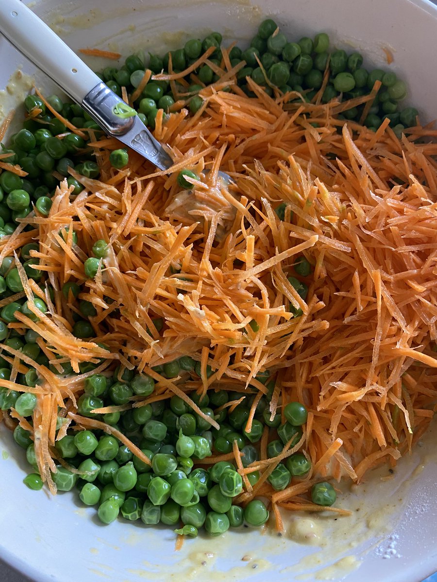G27Marco's tweet photo. Il me fallait 200 g de #carotte pour mon #batchcooking du week end ! Le #jardin me fournit amplement ce qu’il me faut! Presque 500 g pour cette racine !! https://t.co/kSlzkgYNoM