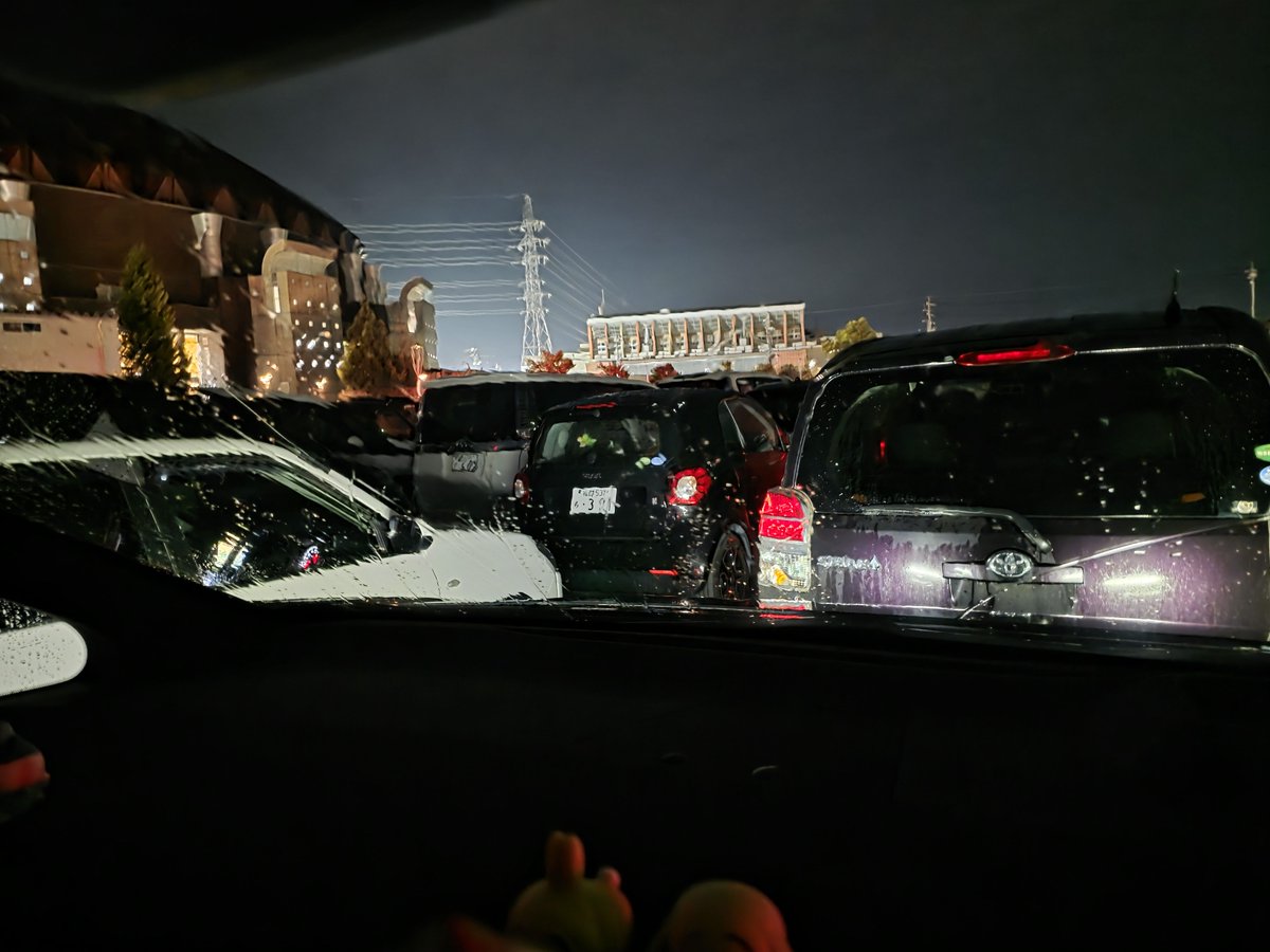 shinnosukeDr's tweet photo. これ、いつ駐車場出れるんだ？
#サンドーム福井 https://t.co/wZe7GQgu7W
