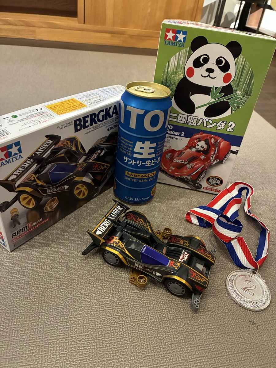 bape_sounds's tweet photo. 景品とT武田さんから頂いたパンダを組み立てながらおおはら模型ステチャレ反省会🐼
フレキ作ってミニ四駆やれた気になってたけど、みんな速すぎる💦
まだまだだと痛感😭速さだけじゃなくマシンがみんなカッコよくカスタムされていて参考になります！ https://t.co/nu5OoUgxuL