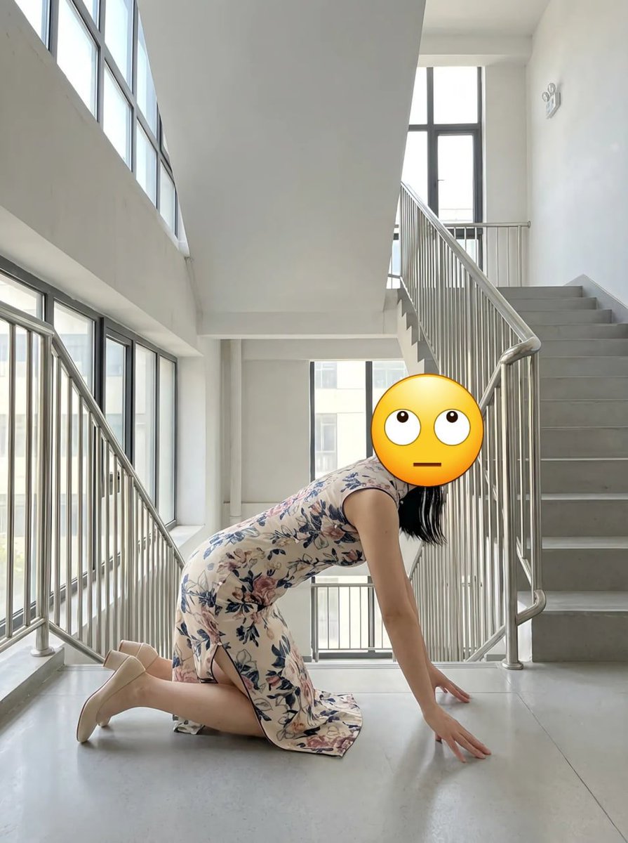 DAYANAADRIANAG1's tweet photo. 趁着十一假期学校放假了，偷偷在楼梯间拍一下，休息了好久又来玩了 https://t.co/teqbGEBOqp