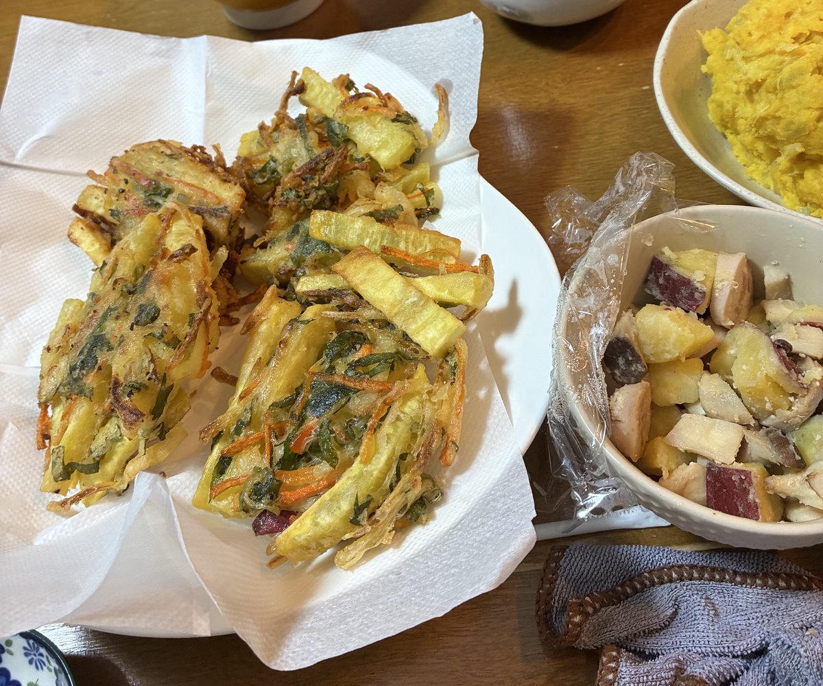 aboutkitchen1's tweet photo. 晩ごはん
☆サツマイモと野菜の
　かき揚げ
☆味噌汁

娘の揚げてくれた天ぷらが美味しい😋

孫もよく食べました。

#晩ごはん
#サツマイモと野菜の天ぷら
#味噌汁 https://t.co/B9laPk31oh