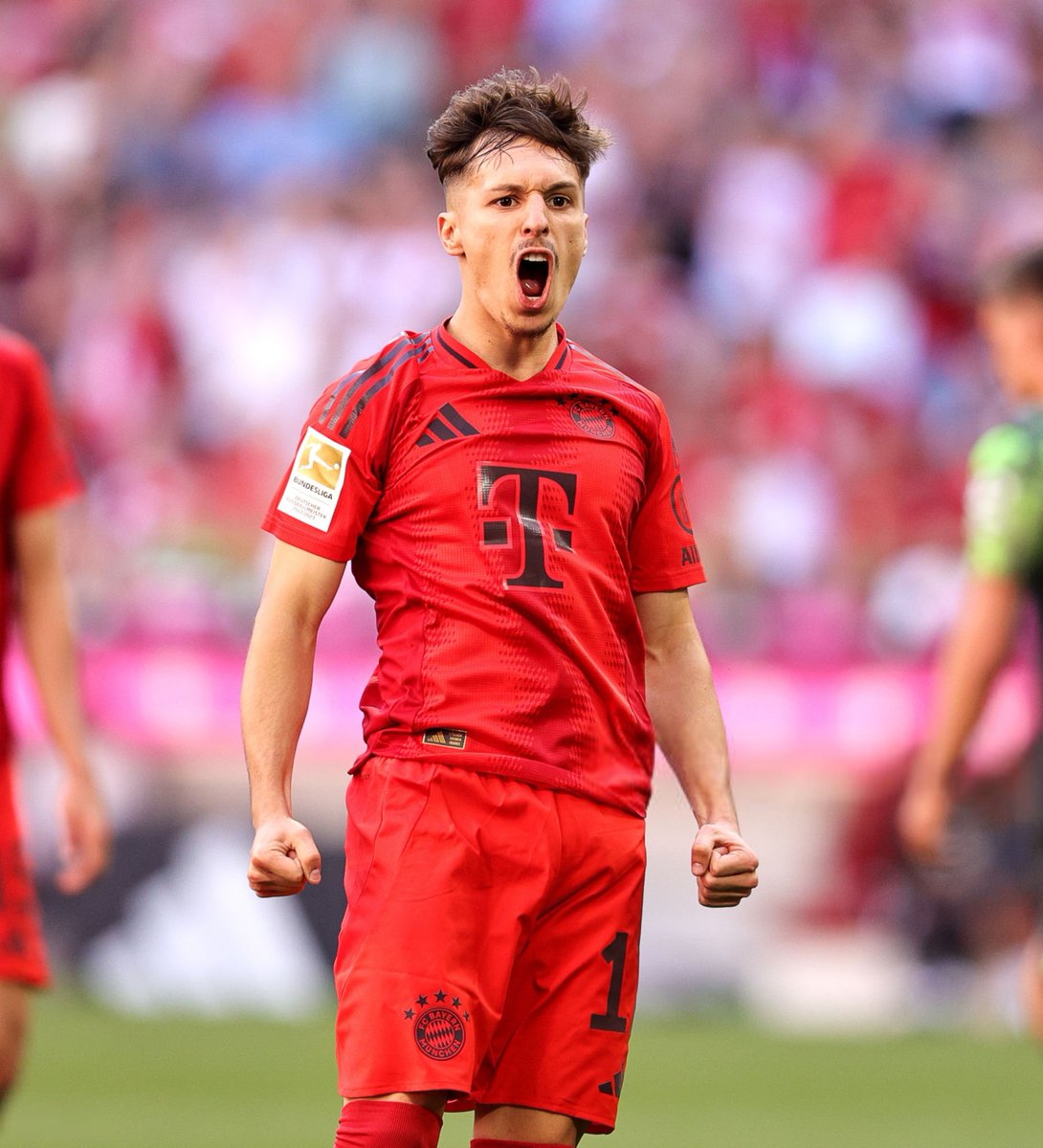 _BeFootball's tweet photo. 🚨 BRYAN ZARAGOZA 🇪🇸 SE LIVRE SUR SON PASSAGE AU BAYERN ! ❤️🤍

« Je n'ai pas échoué à cause de mon niveau. La langue, le climat, la concurrence... C'ÉTAIT UNE MARCHE TROP HAUTE, JE N'Y ÉTAIS PAS PRÉPARÉ. 😔

Rester seul à l'hôtel, blessé et sans ma famille, ça m'a énormément pesé. SI JE DEVAIS Y RETOURNER, CE SERAIT TRÈS FRUSTRANT. 😖

Mais je ne regretterai jamais. Quand un tel club te veut, tu ne peux pas refuser. ET SURTOUT, ÇA A MIS MA FAMILLE À L'ABRI FINANCIÈREMENT. » 🤑

(@diarioas)
