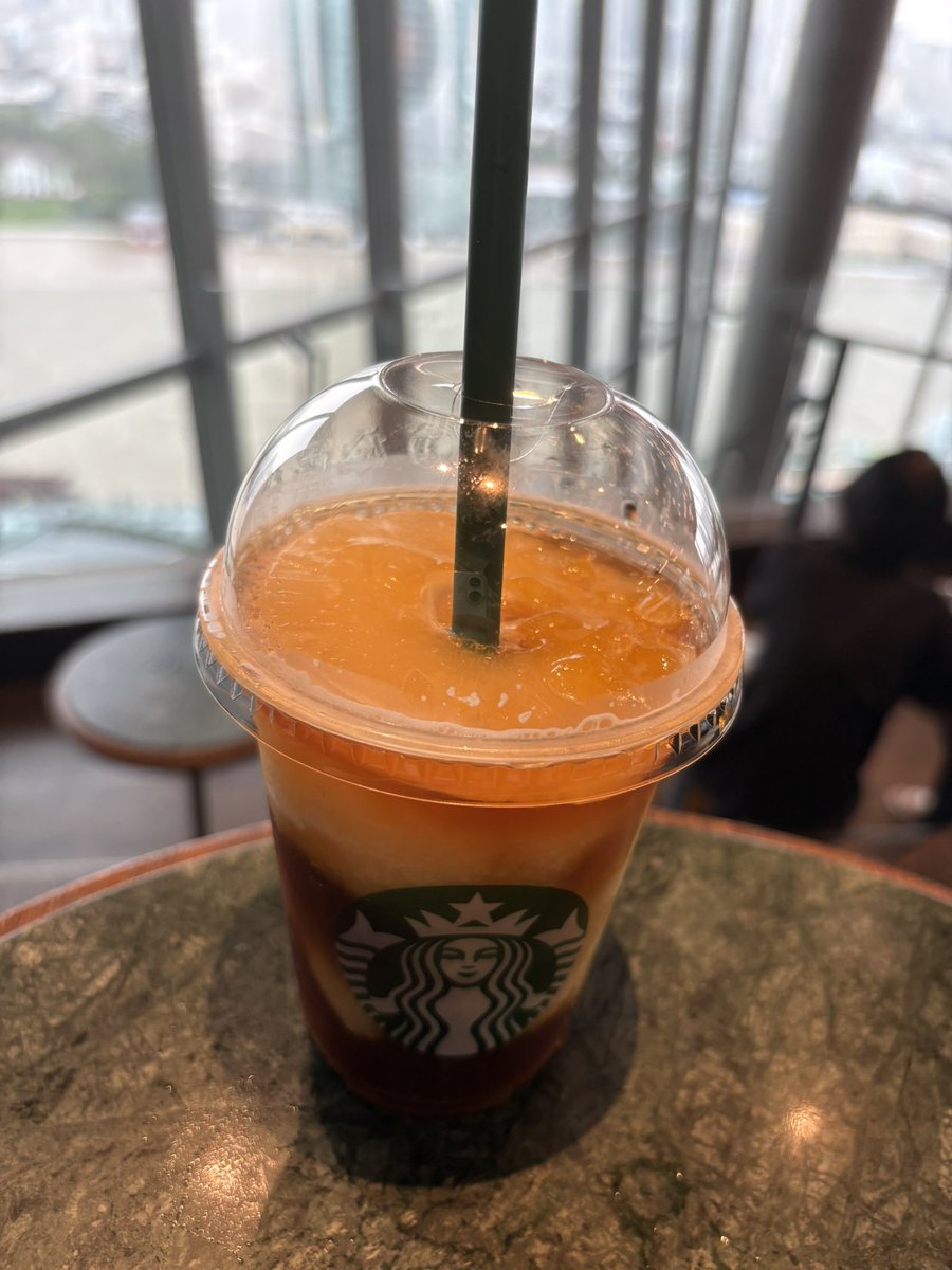 uirou_rose's tweet photo. ⑦ アイコンサイアム1

7階のスタバで休憩☕️
川を見下ろせます

アイスのパイナップルコーヒーにしてみたw https://t.co/laoGCb01wc