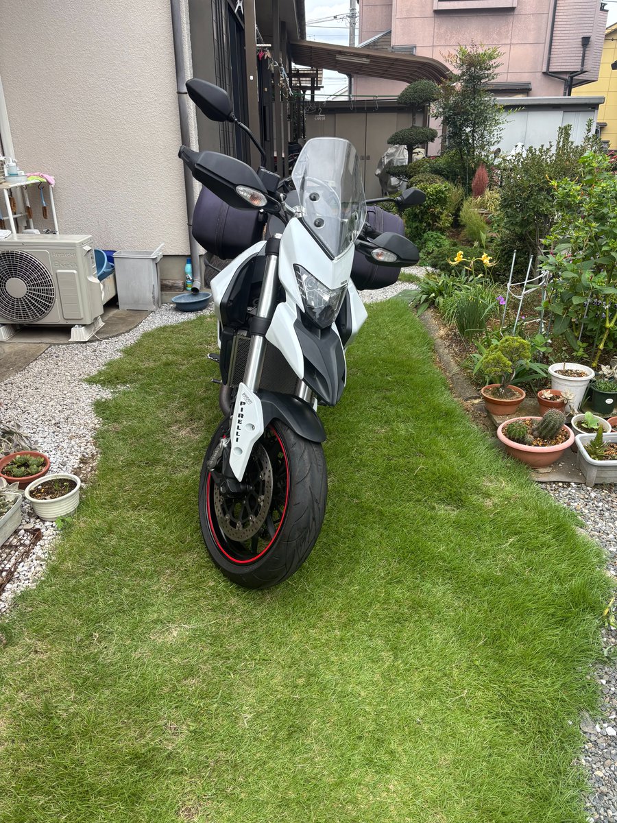 kuni4z's tweet photo. 今日はバイク仲間の先輩の納車のお付き合いで、送迎と帰路の護送です。ドゥカティ、ハイパーモタード！やっちゃってくれるよなぁ〜💦おまえもまたデカいの買え！だってさ…😱 https://t.co/XNLly9WhEy