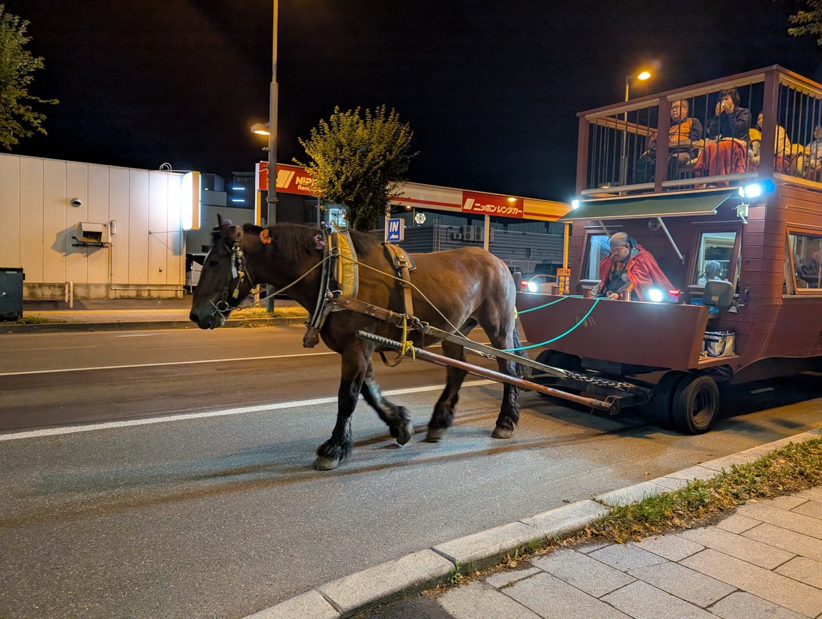 kCDR0sMOoEiPNm5's tweet photo. 夜の帯広市街地、ばん馬が車道で馬車を引いていた
帯広凄いわね https://t.co/TUhJHF9mom
