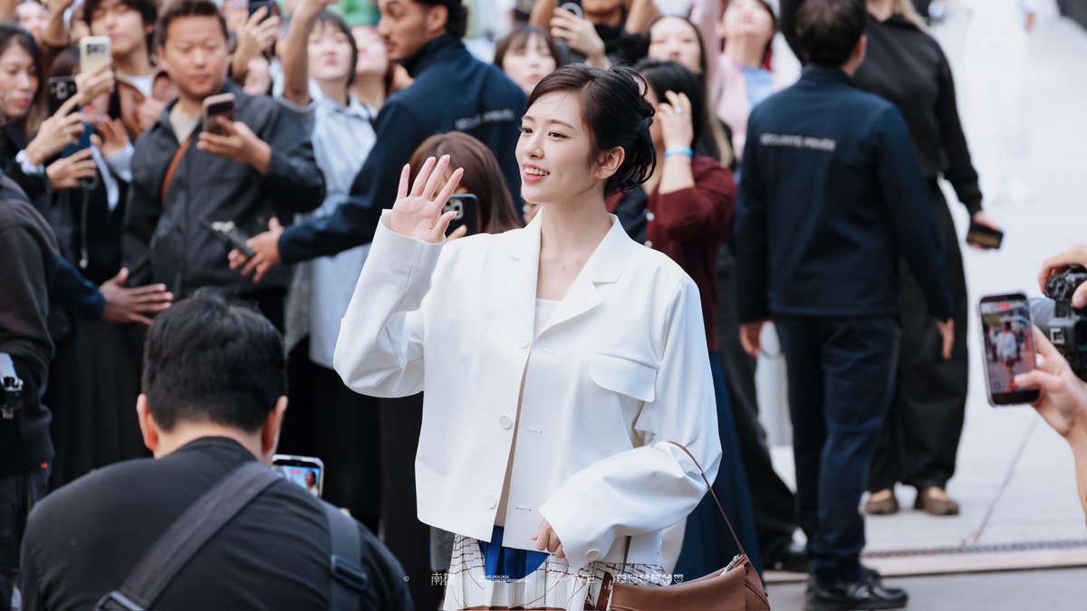 Nanlou1201's tweet photo. 261004 

#YUJINgoestoPFW
#ANYUJIN #안유진 #YUJIN
#IVE #아이브 #アイヴ
#LacosteSS27 https://t.co/q4qnyKi5VH