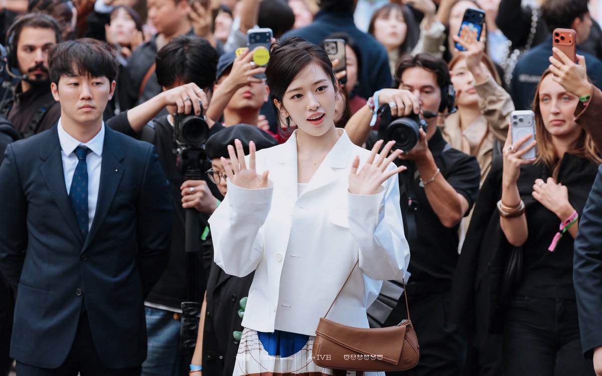 Nanlou1201's tweet photo. 261004 

#YUJINgoestoPFW
#ANYUJIN #안유진 #YUJIN
#IVE #아이브 #アイヴ
#LacosteSS27 https://t.co/q4qnyKi5VH