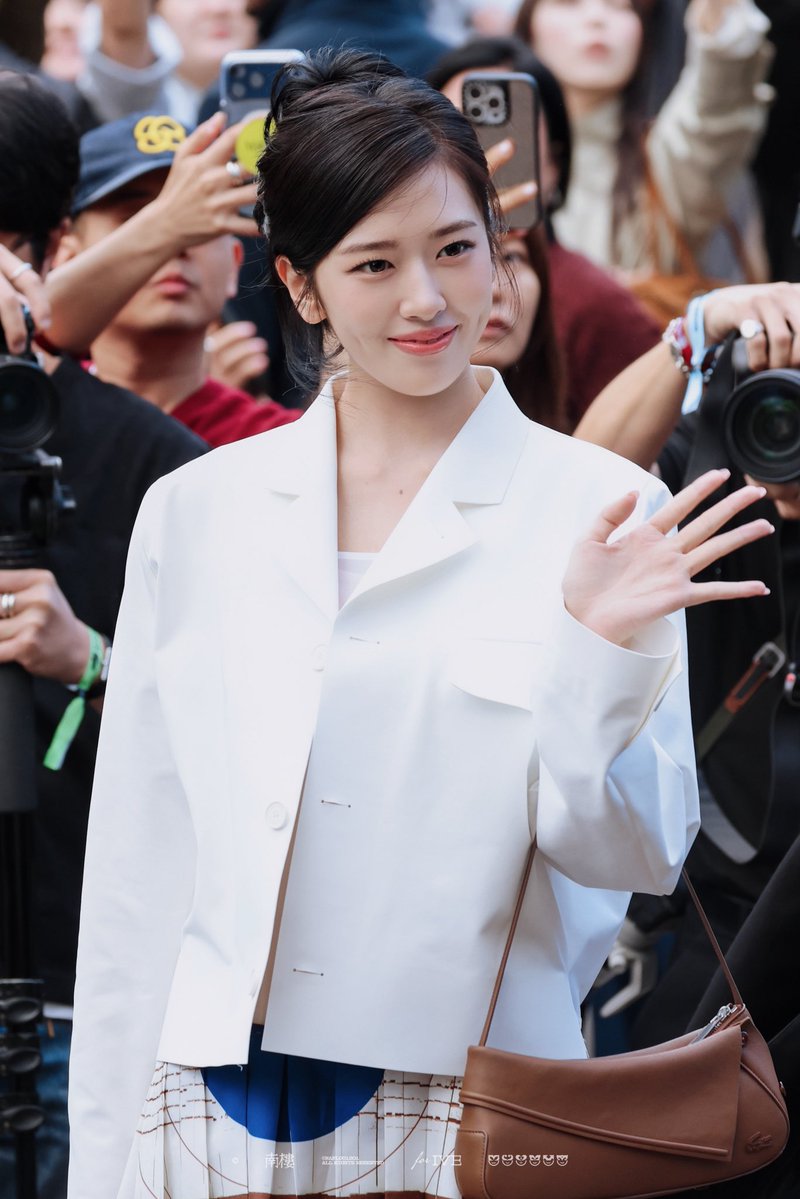 Nanlou1201's tweet photo. 261004 

#YUJINgoestoPFW
#ANYUJIN #안유진 #YUJIN
#IVE #아이브 #アイヴ
#LacosteSS27 https://t.co/q4qnyKi5VH